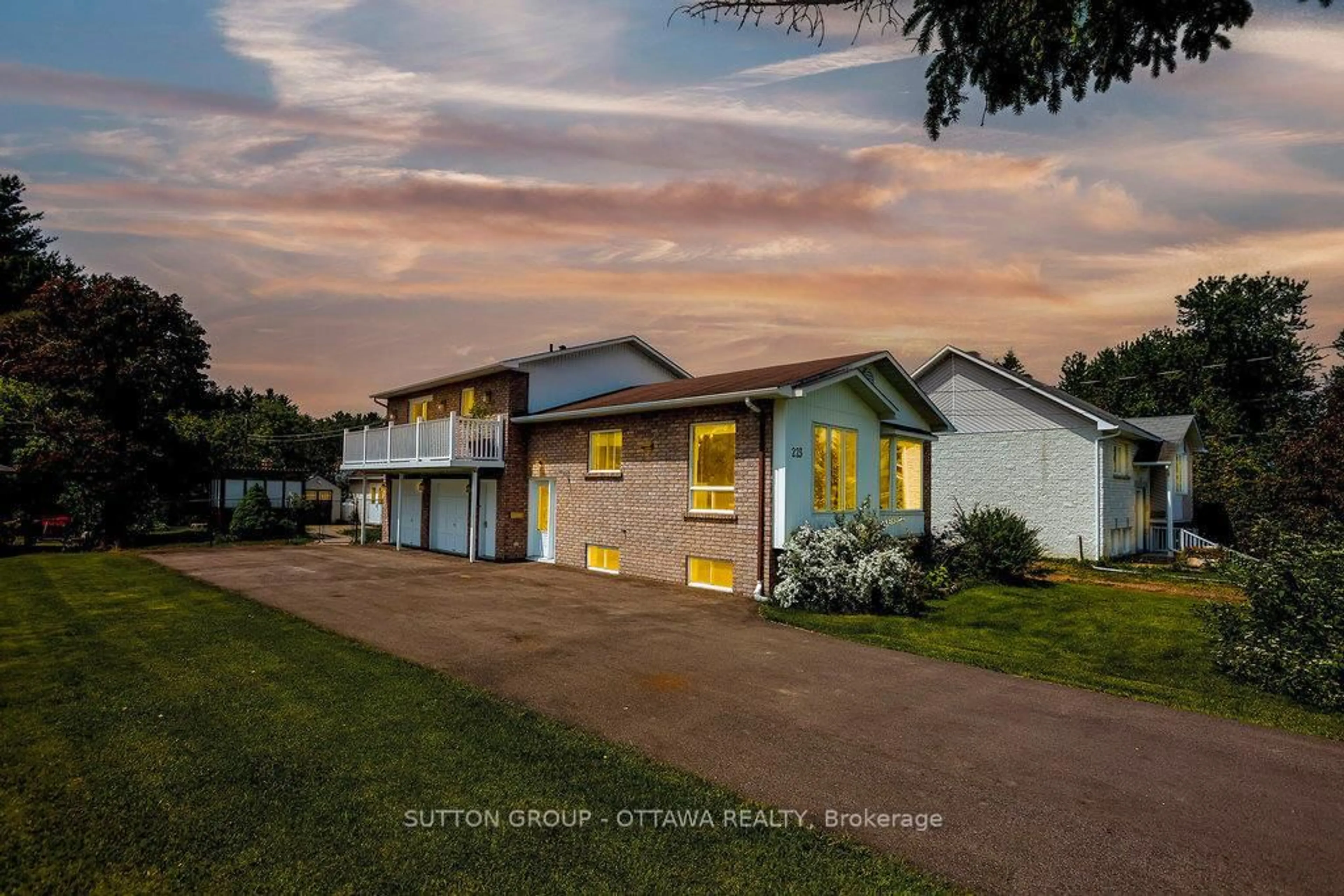 A pic from outside/outdoor area/front of a property/back of a property/a pic from drone, street for 223 Des Outaouais St, Clarence-Rockland Ontario K4K 1G2