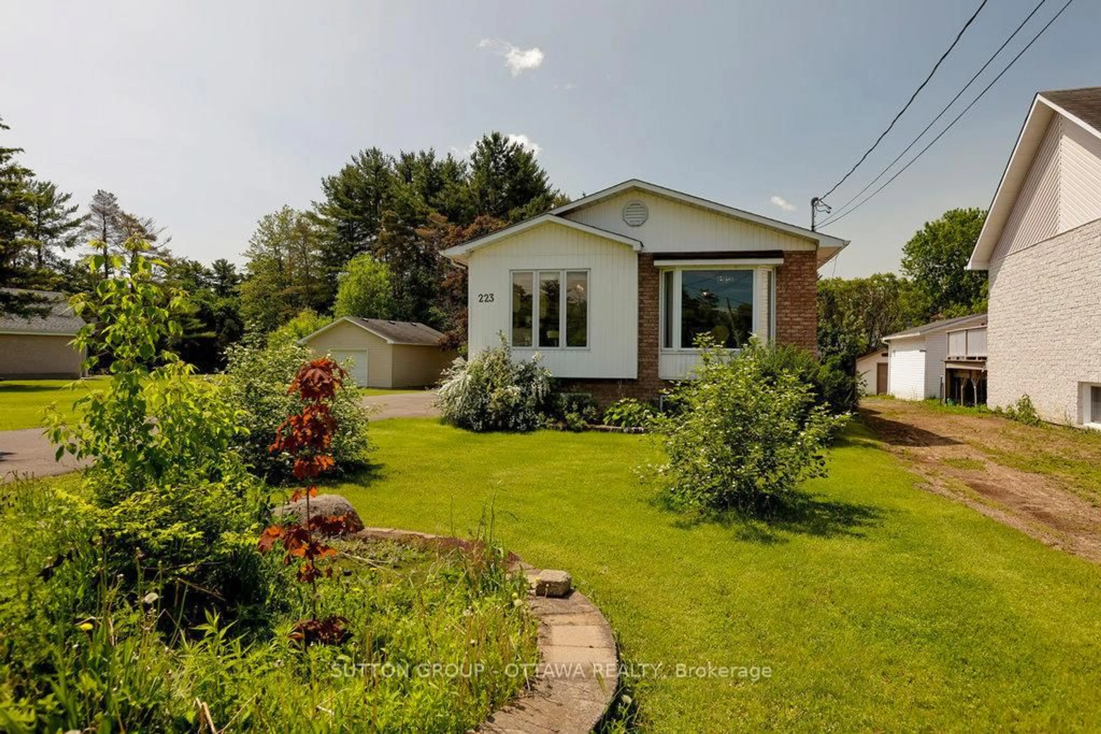 A pic from outside/outdoor area/front of a property/back of a property/a pic from drone, street for 223 Des Outaouais St, Clarence-Rockland Ontario K4K 1G2