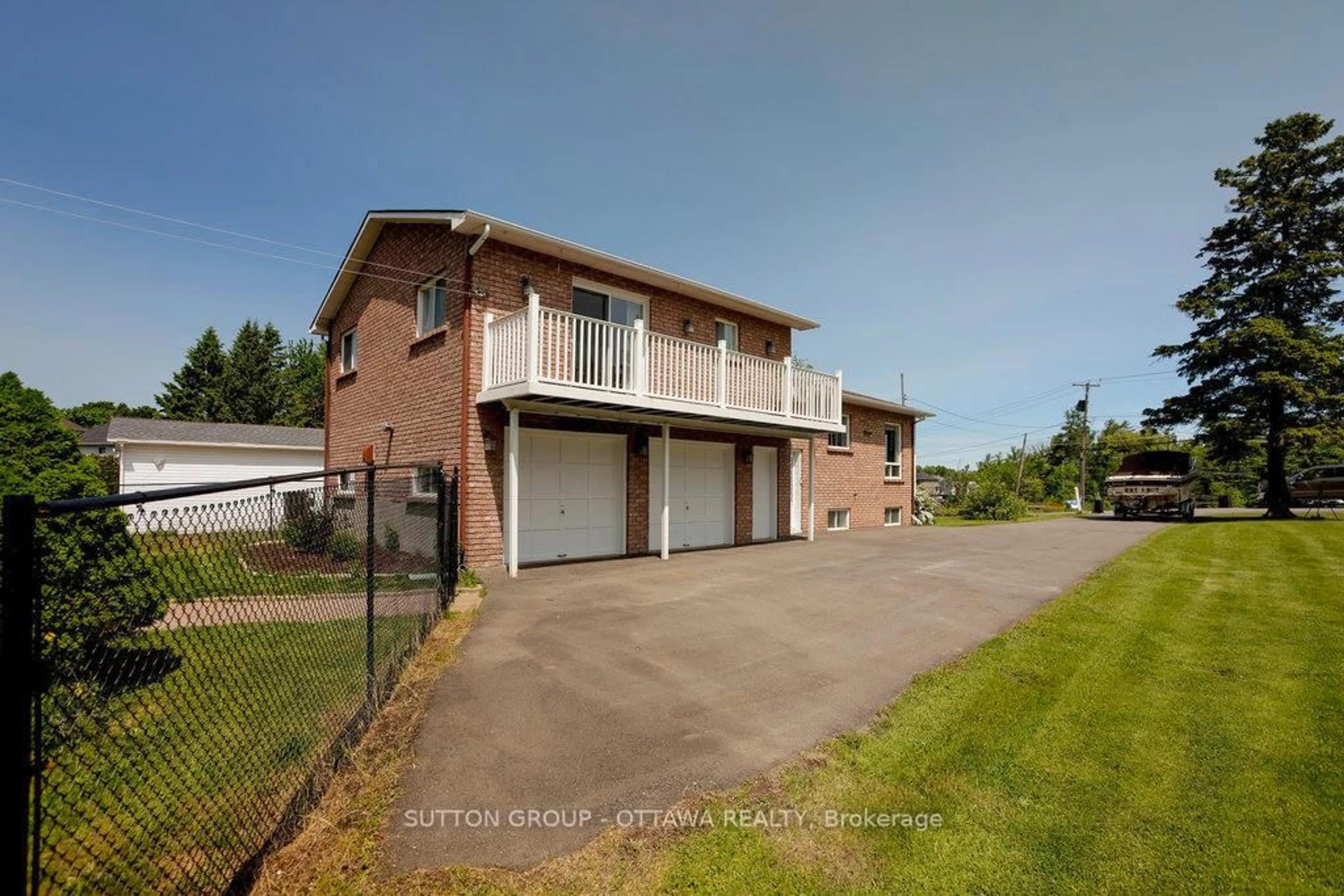 A pic from outside/outdoor area/front of a property/back of a property/a pic from drone, street for 223 Des Outaouais St, Clarence-Rockland Ontario K4K 1G2