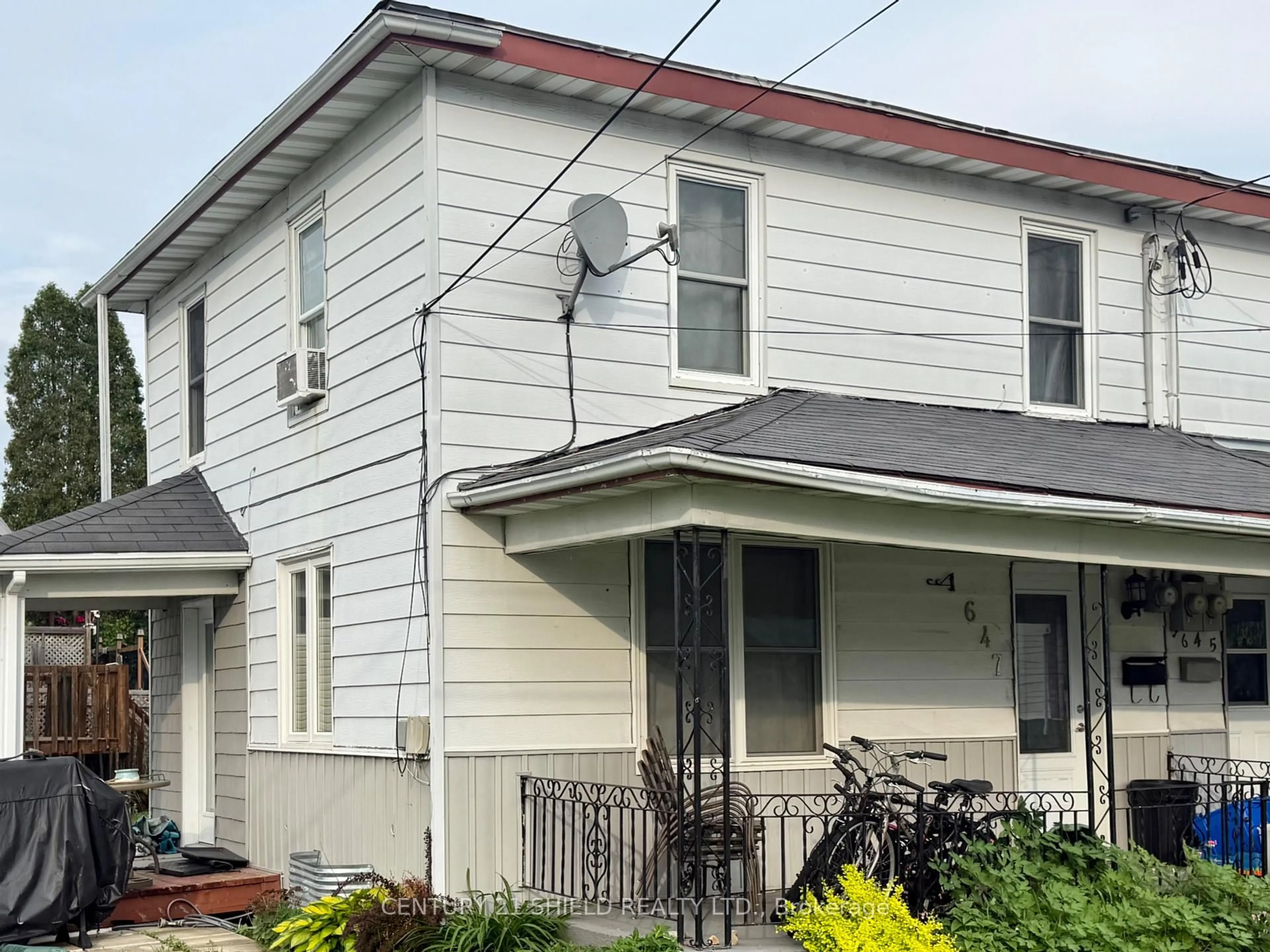 Home with vinyl exterior material, street for 647 Gloucester St, Cornwall Ontario K6H 3X7