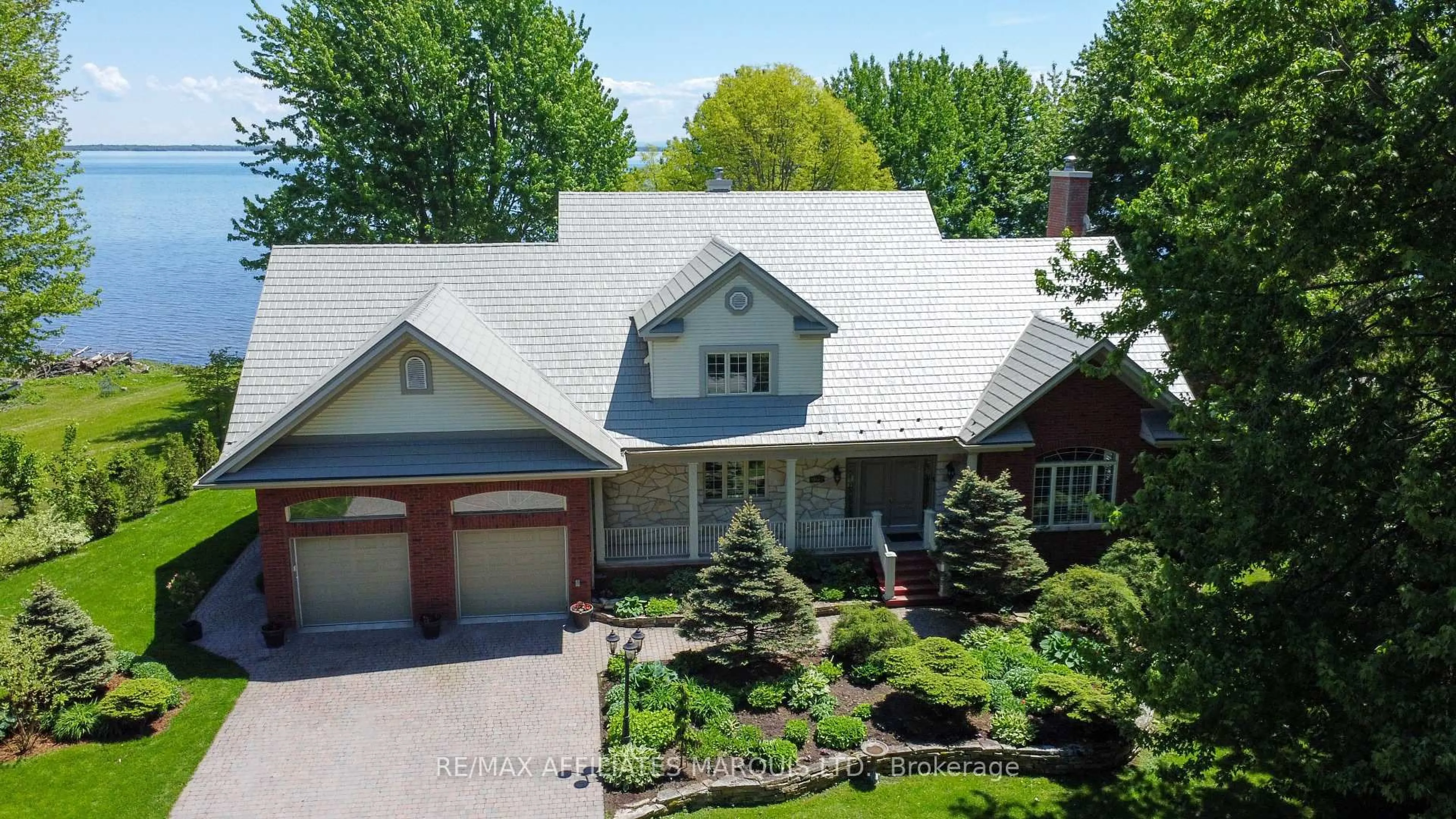 Home with vinyl exterior material, street for 20562 Old Montreal Rd, South Glengarry Ontario K0C 2C0