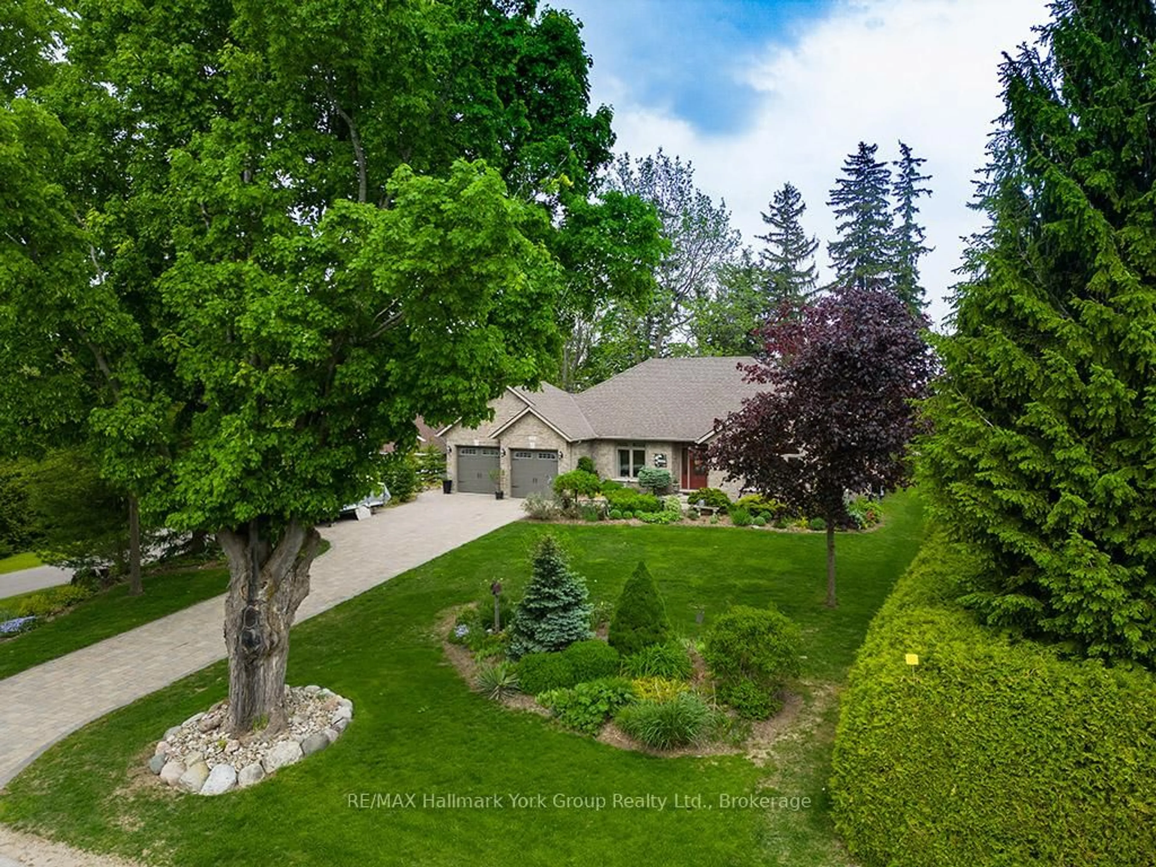 A pic from outside/outdoor area/front of a property/back of a property/a pic from drone, unknown for 515 Ridge Rd, Meaford Ontario N4L 1L9