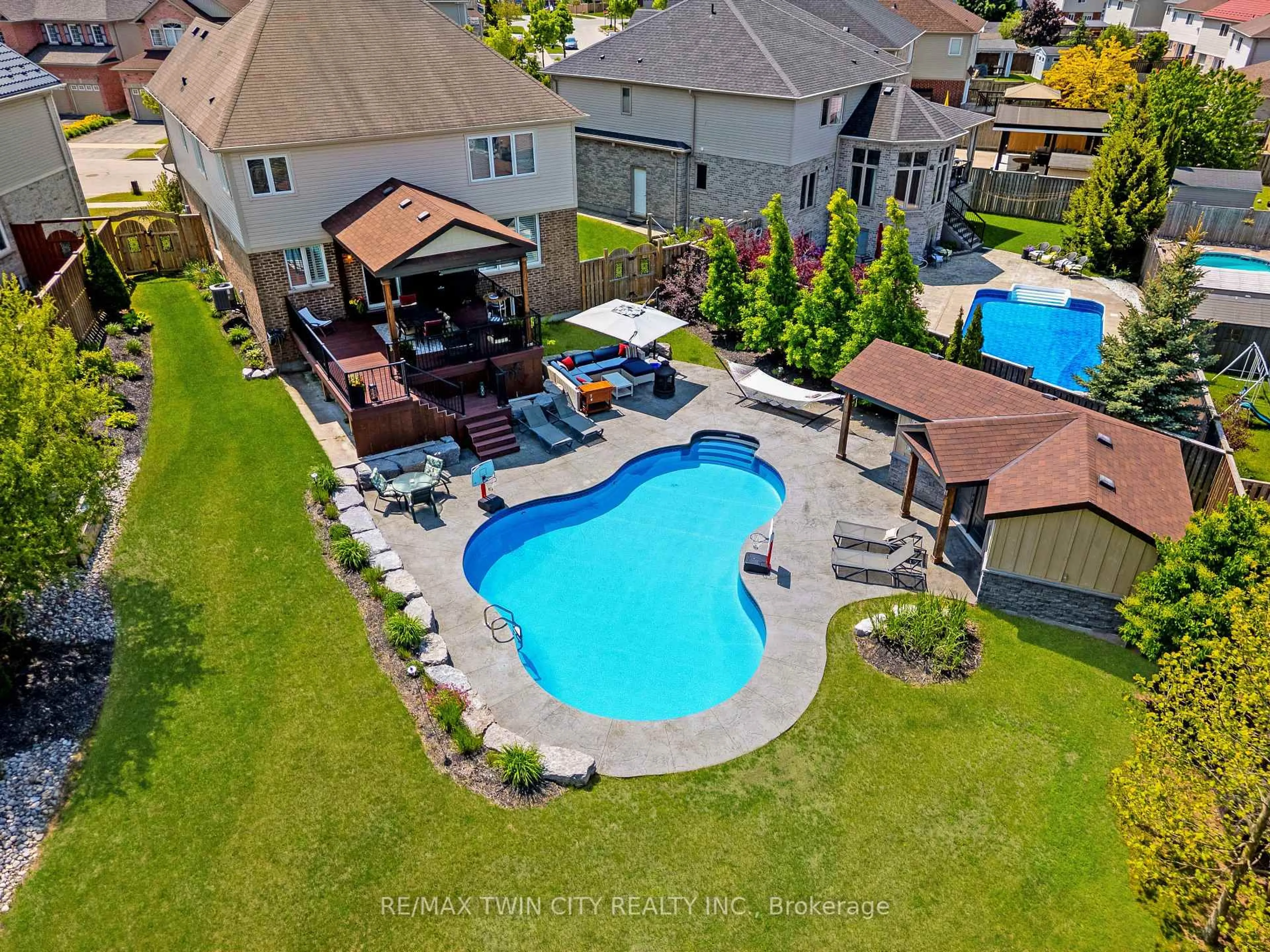 A pic from outside/outdoor area/front of a property/back of a property/a pic from drone, water/lake/river/ocean view for 533 Terrington Cres, Kitchener Ontario N2P 0B9