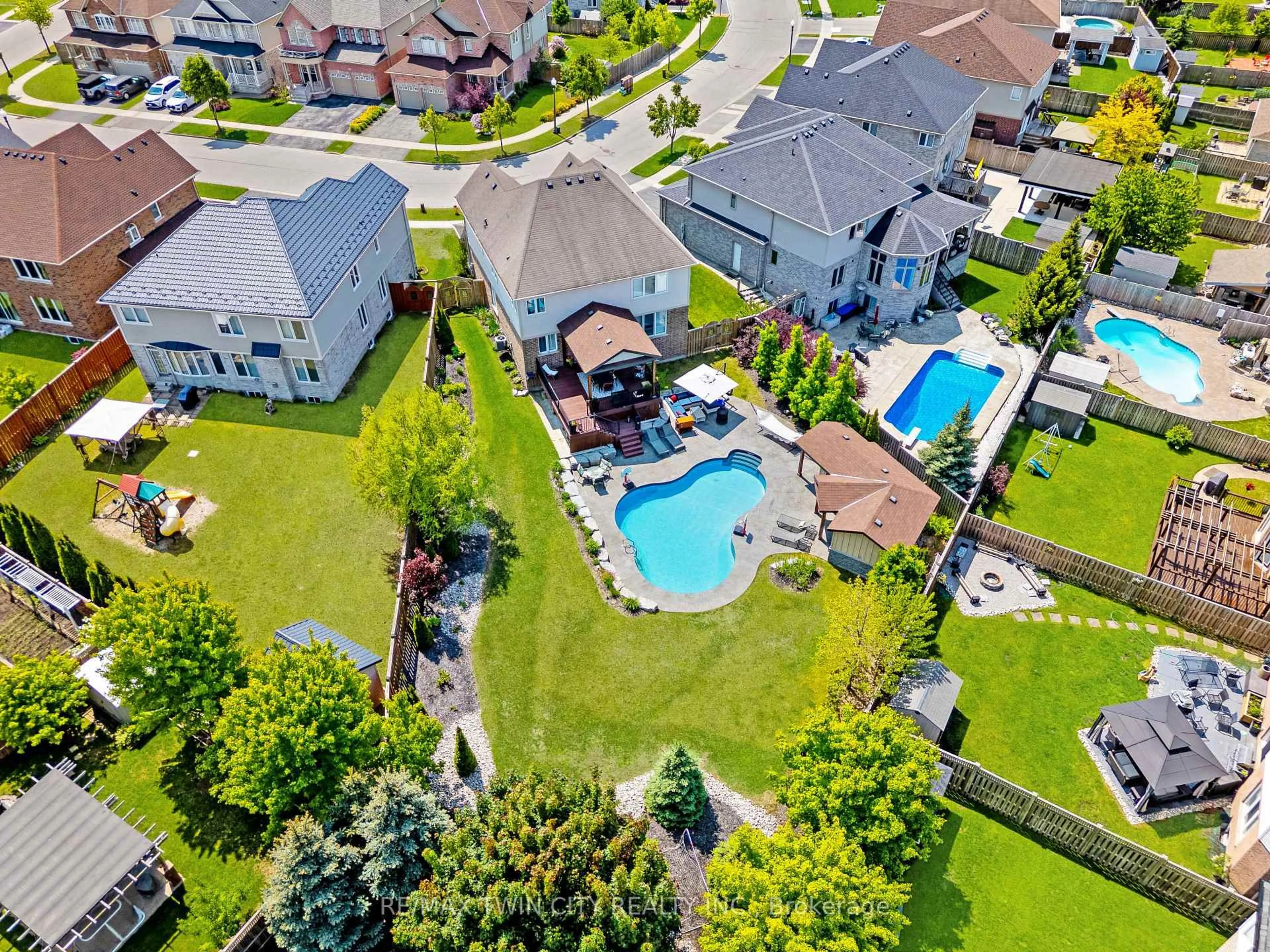 A pic from outside/outdoor area/front of a property/back of a property/a pic from drone, unknown for 533 Terrington Cres, Kitchener Ontario N2P 0B9