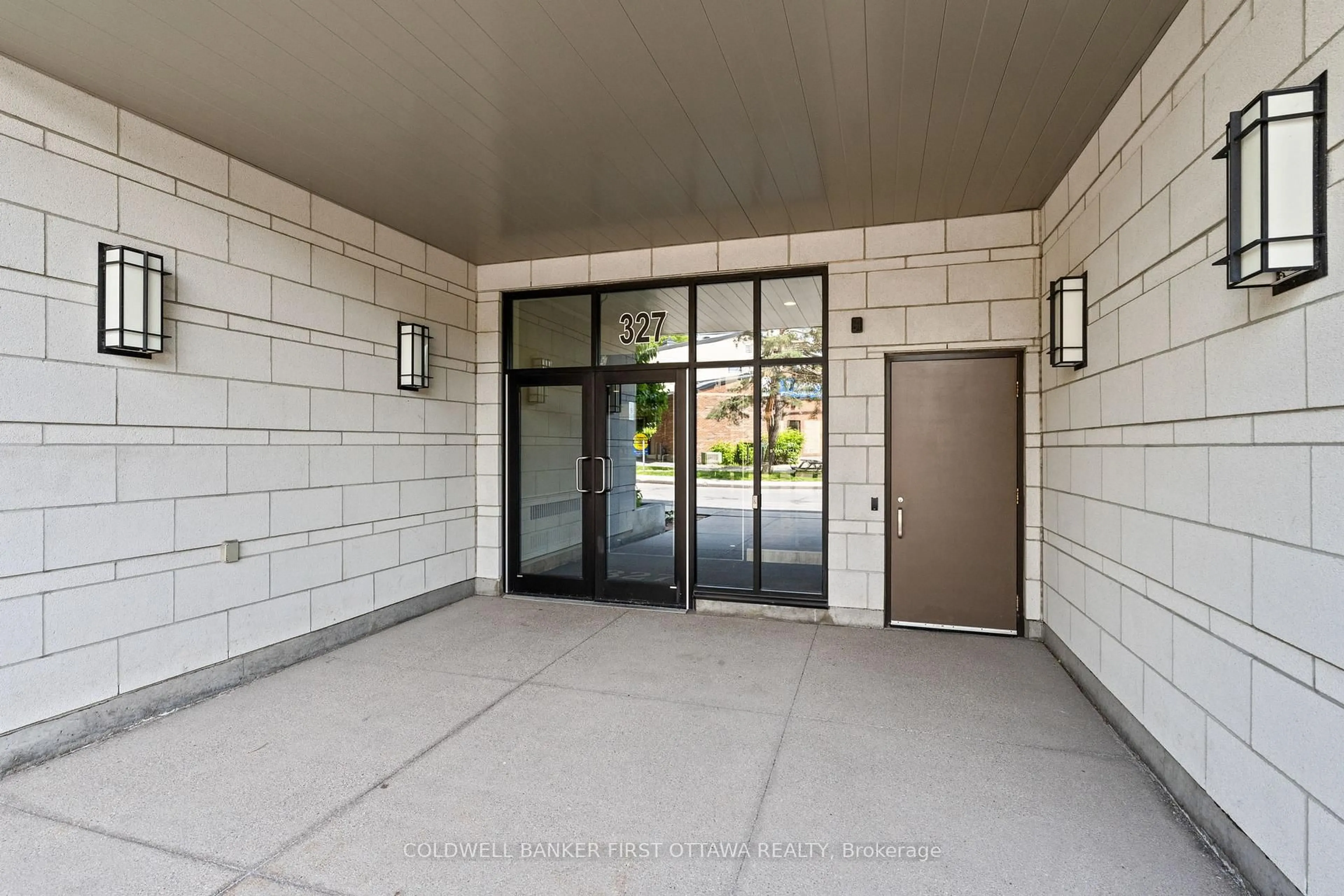 Indoor foyer for 327 BREEZEHILL Ave #705, Ottawa Ontario K1Y 1R6
