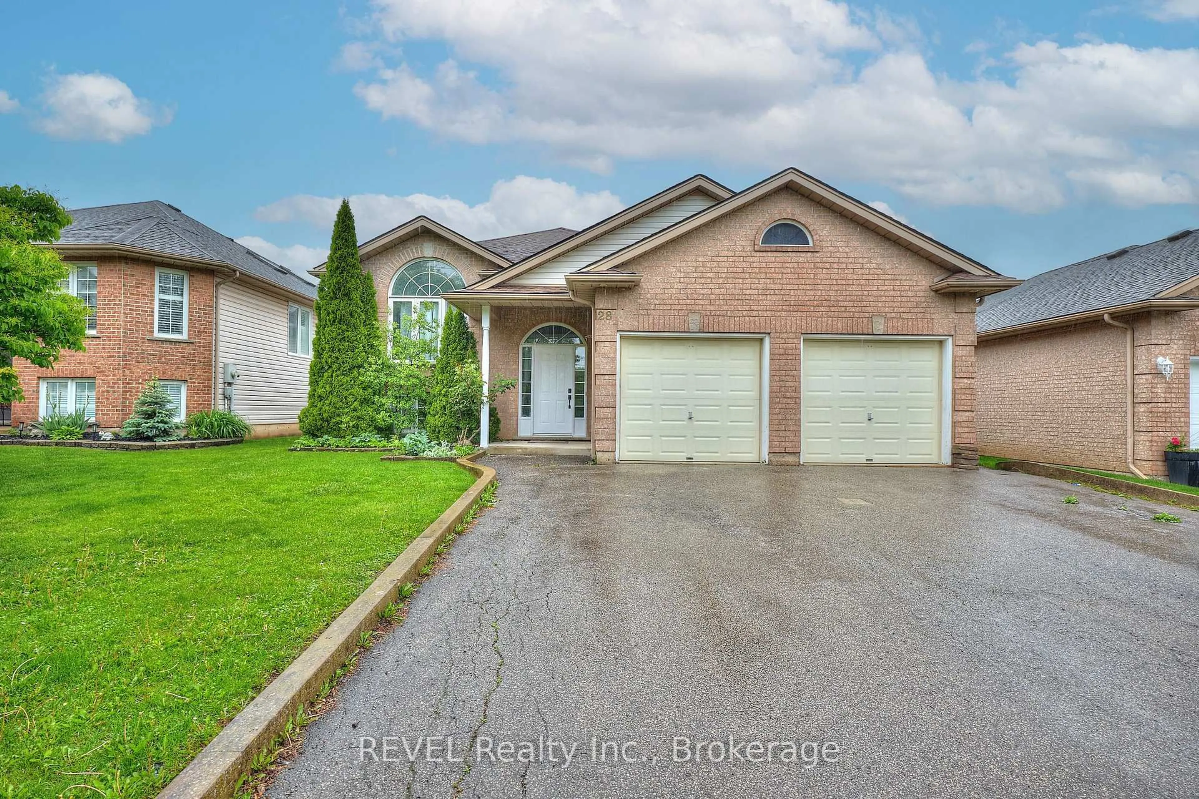 Home with brick exterior material, street for 28 QUAKER Rd, Welland Ontario L3C 7K7