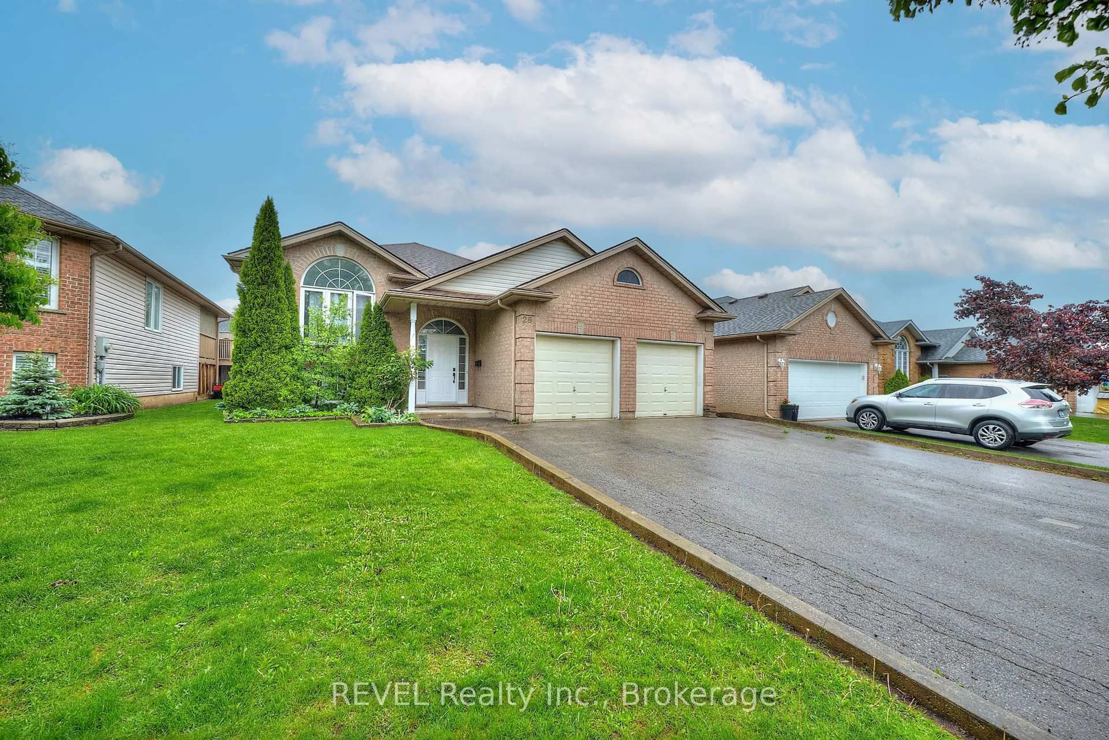 Home with brick exterior material, street for 28 QUAKER Rd, Welland Ontario L3C 7K7