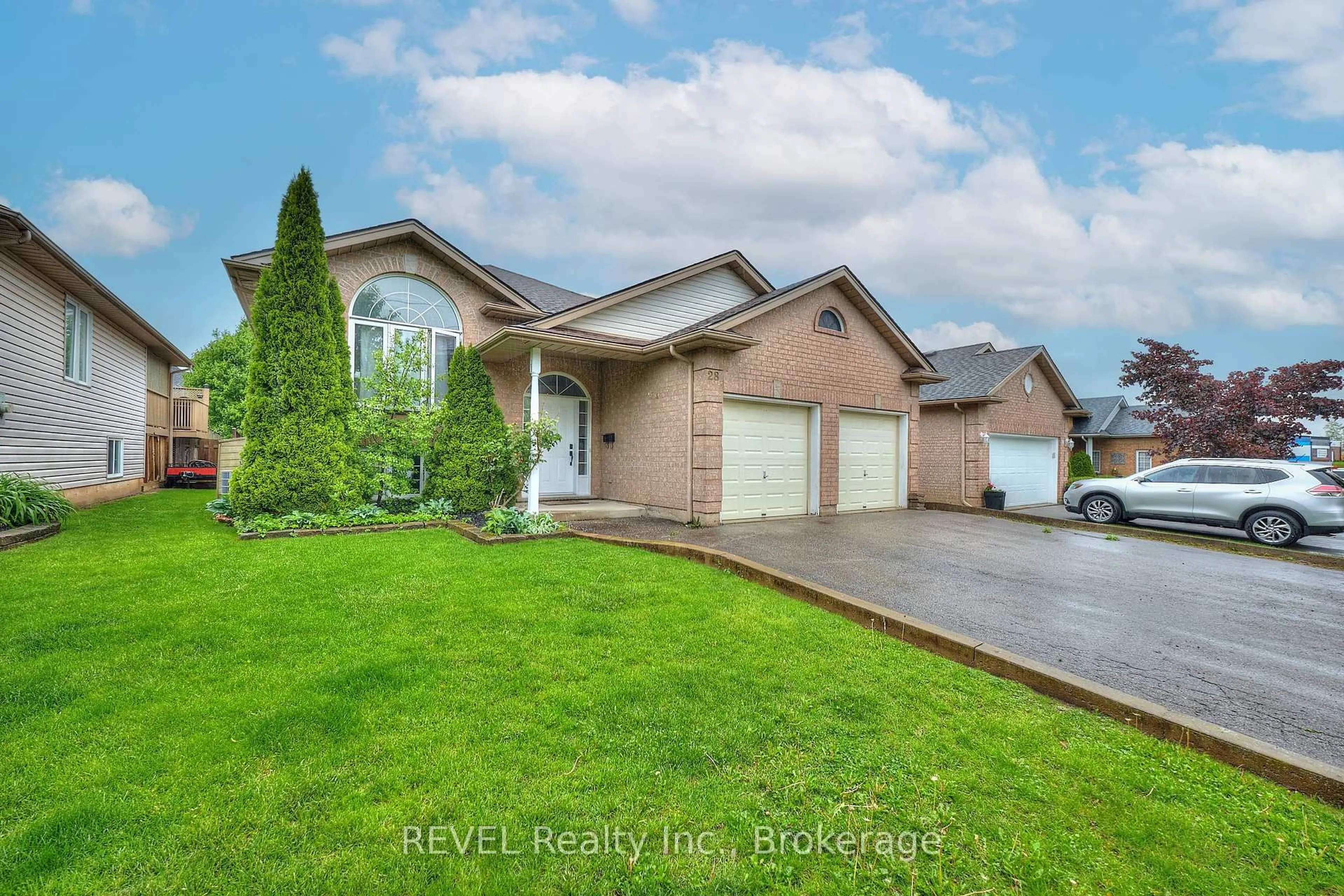 Home with vinyl exterior material, water/lake/river/ocean view for 28 QUAKER Rd, Welland Ontario L3C 7K7