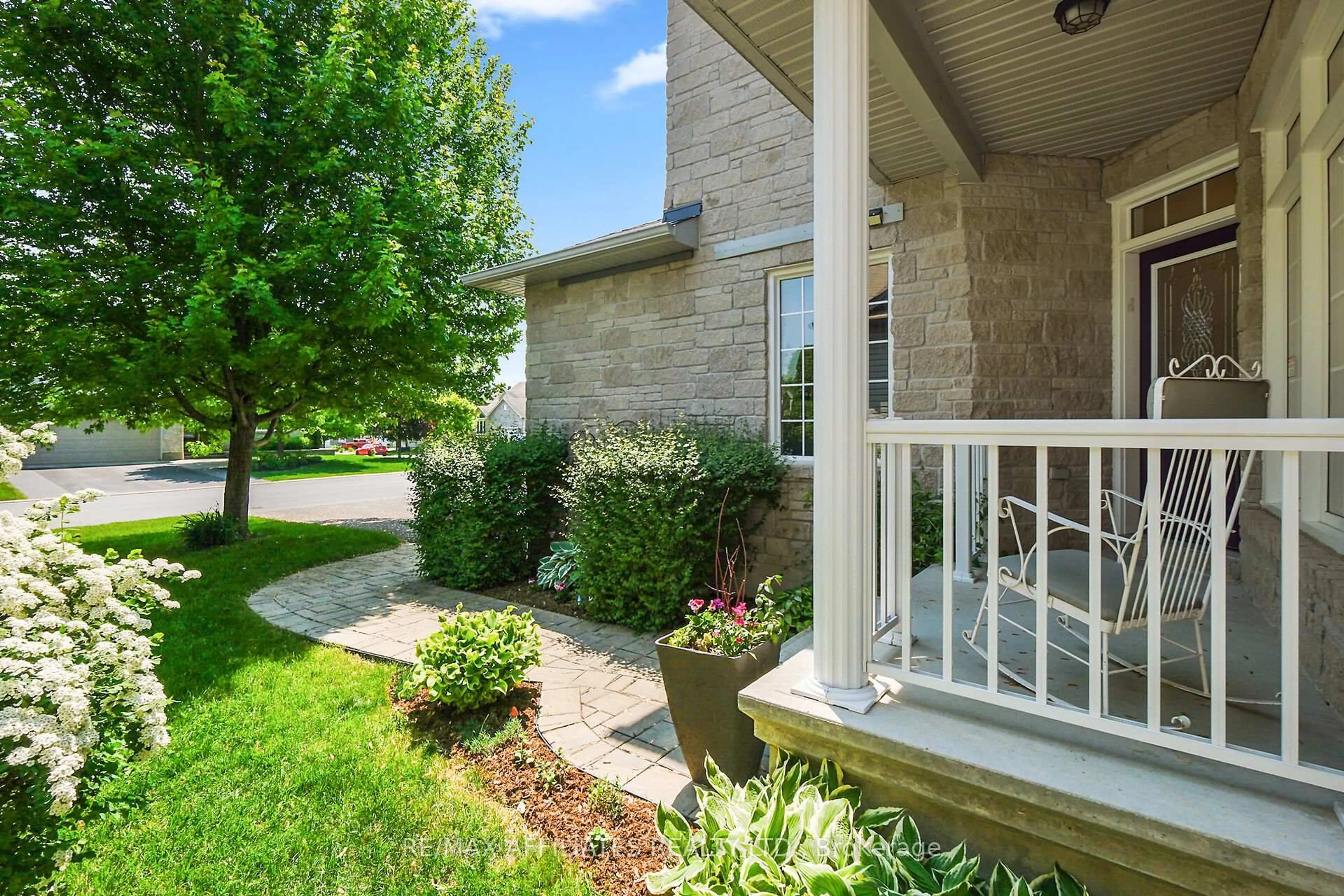 Patio, street for 176 Topaze Cres, Clarence-Rockland Ontario K4K 0E2