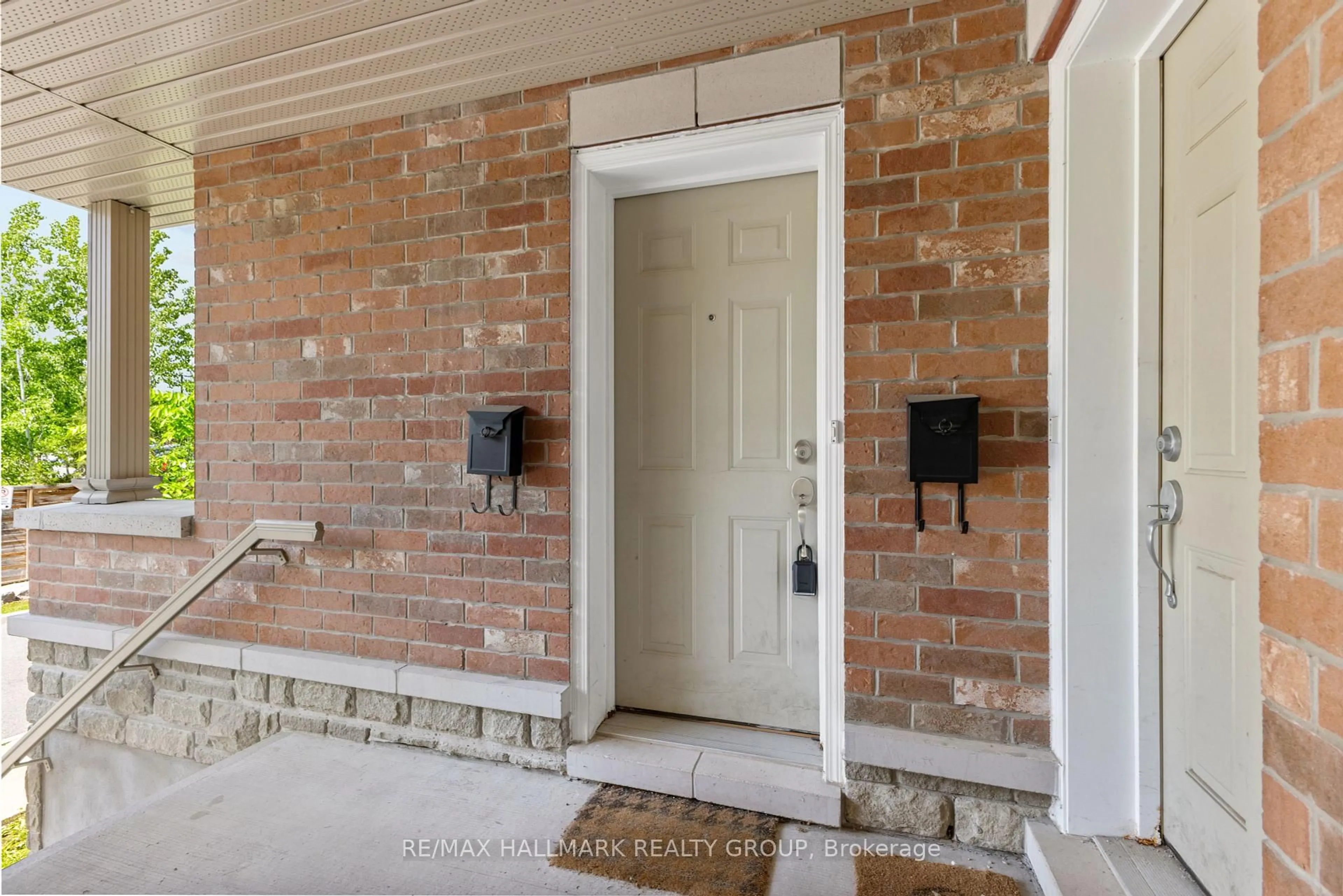 Indoor entryway for 616 Danaca Private, Ottawa Ontario K1K 2V7