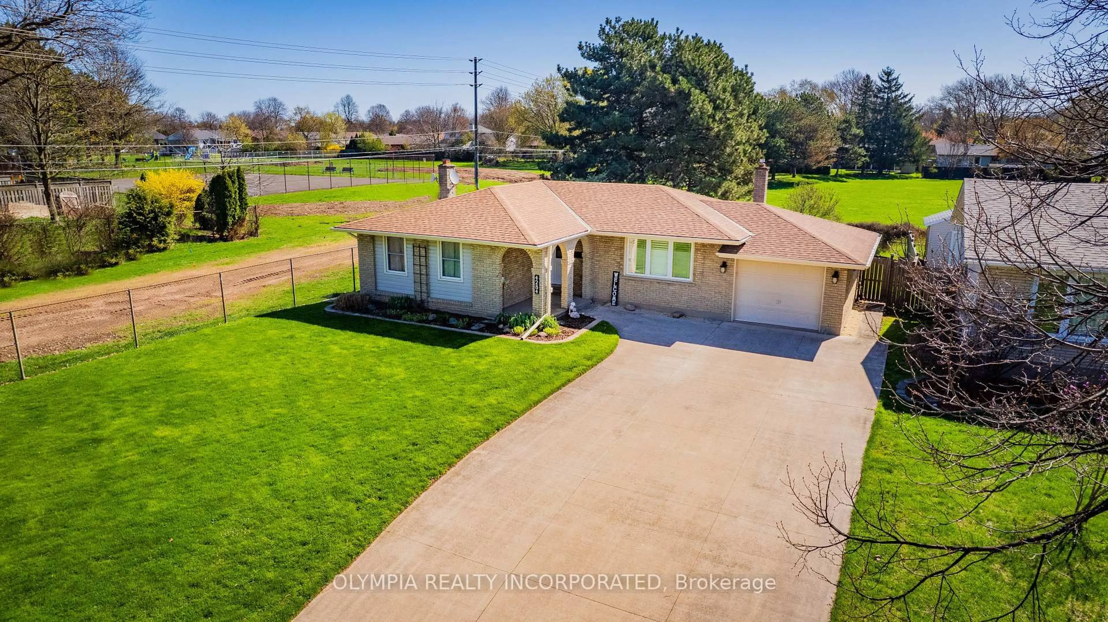 A pic from outside/outdoor area/front of a property/back of a property/a pic from drone, water/lake/river/ocean view for 4284 Briarwood Ave, Niagara Falls Ontario L2E 5W1