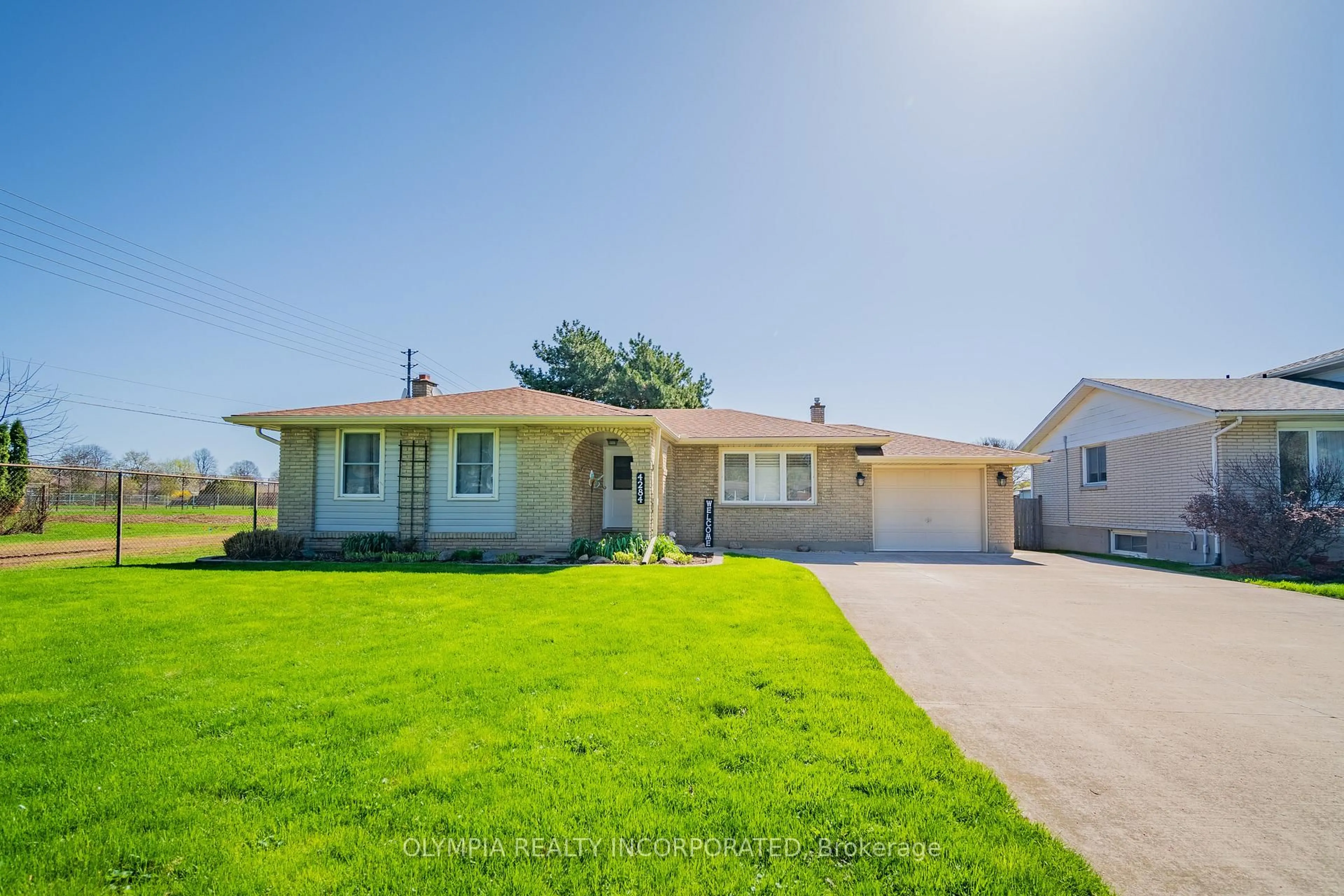 Home with vinyl exterior material, street for 4284 Briarwood Ave, Niagara Falls Ontario L2E 5W1