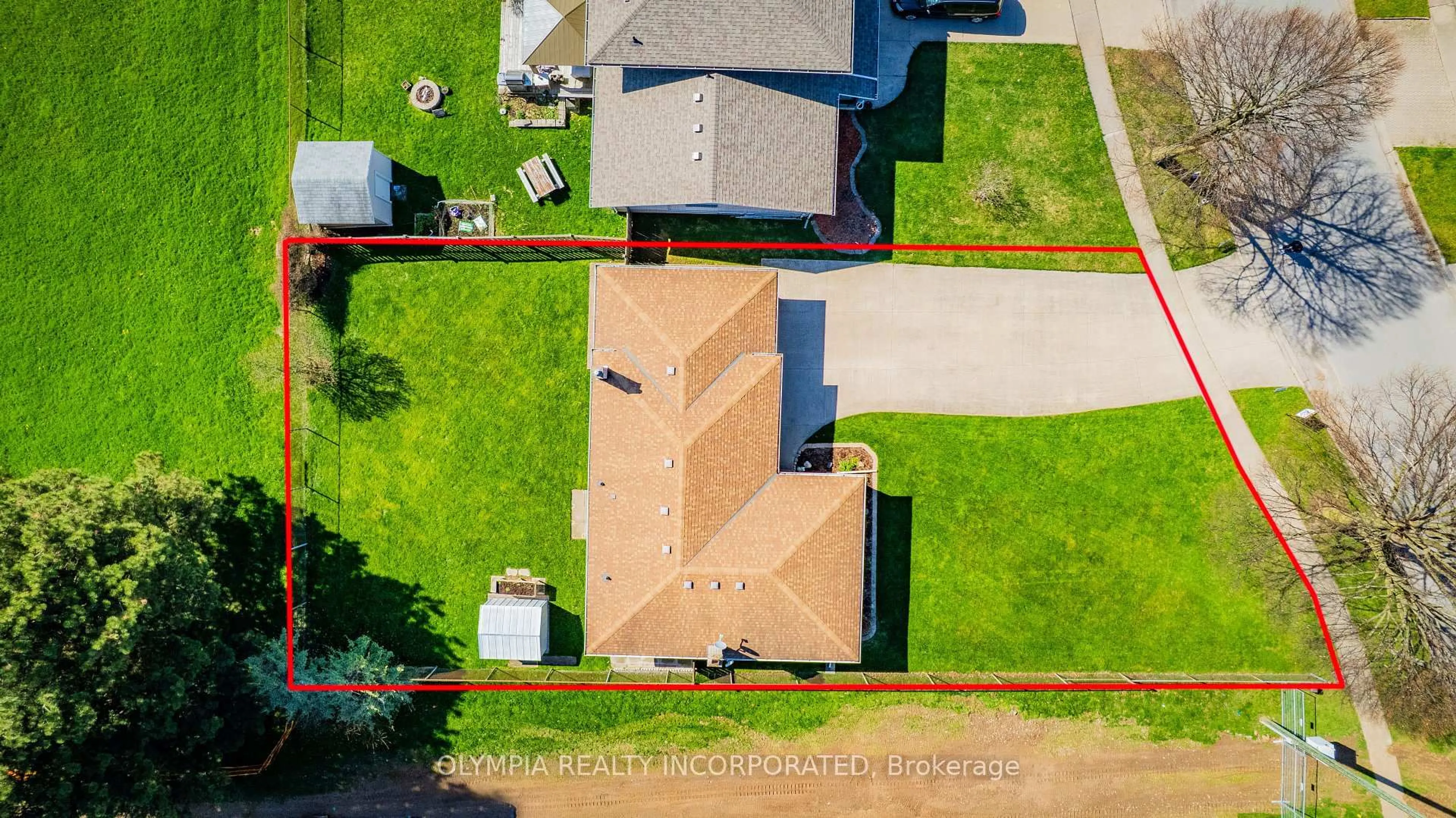 A pic from outside/outdoor area/front of a property/back of a property/a pic from drone, street for 4284 Briarwood Ave, Niagara Falls Ontario L2E 5W1