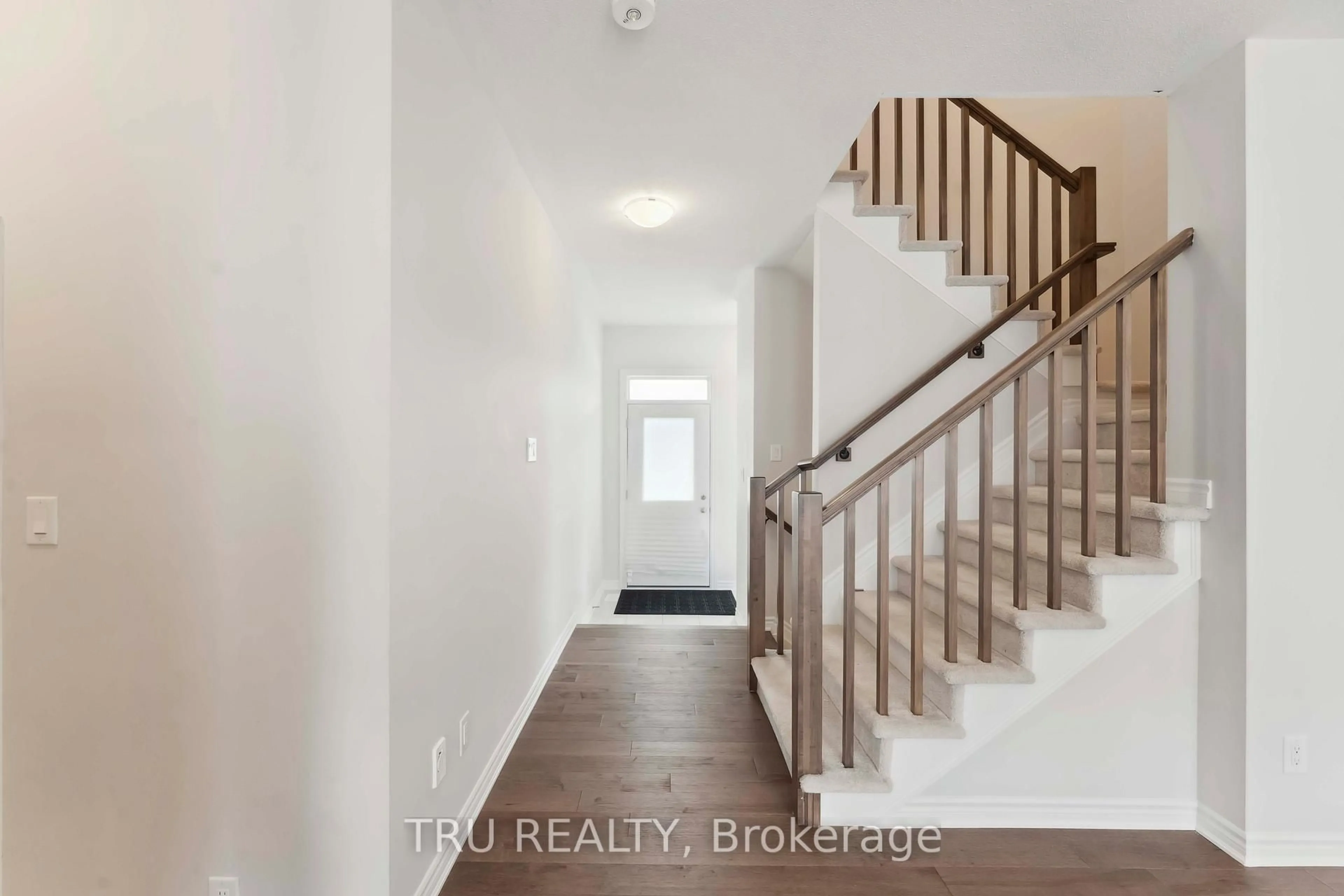 Indoor entryway for 639 Chillerton Dr, Ottawa Ontario K2J 6X8