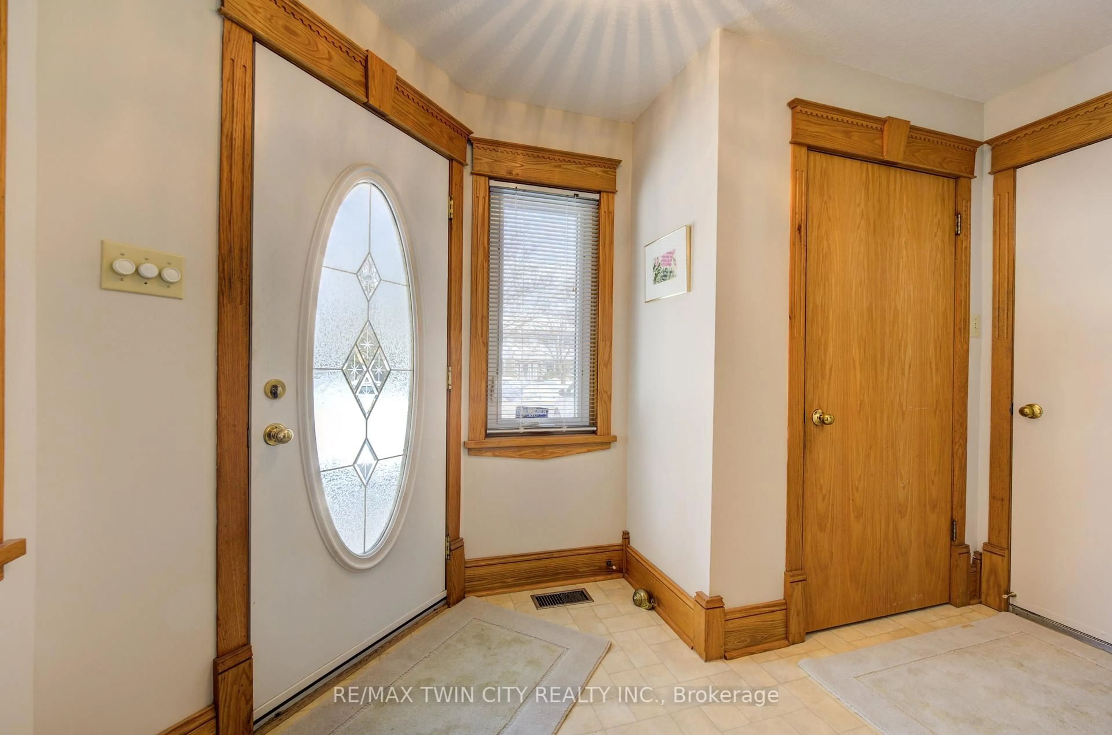 Indoor entryway for 20 Vienna Cres, Woolwich Ontario N0B 2M1
