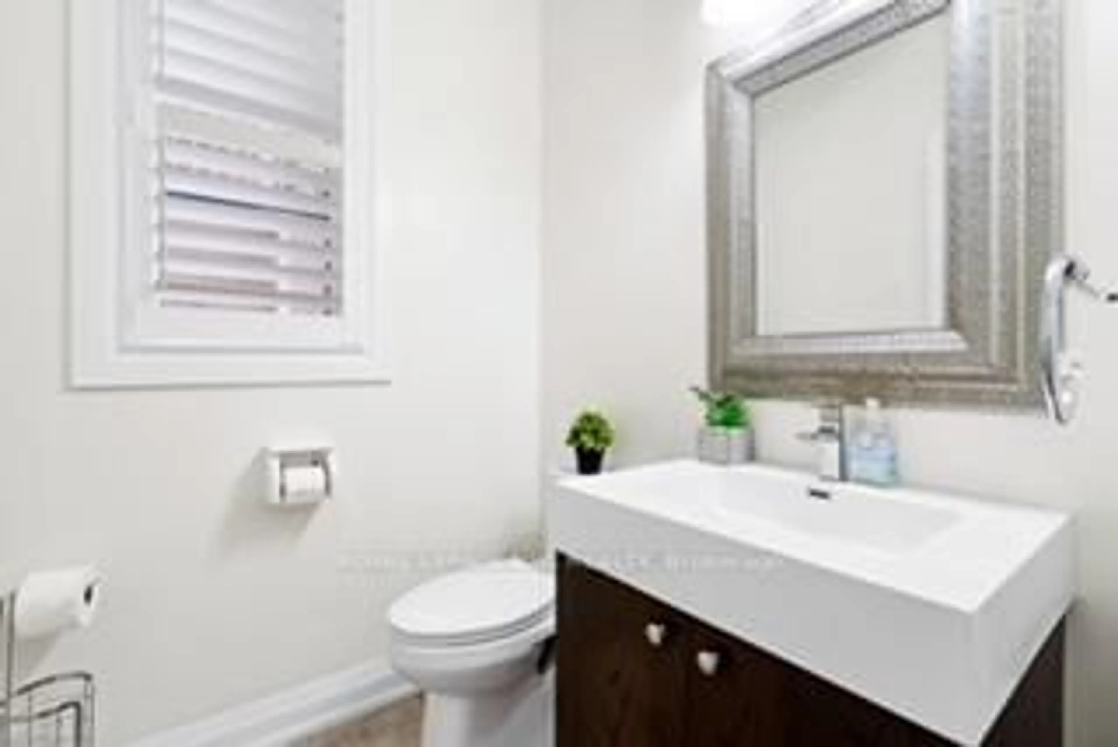 Standard bathroom, ceramic/tile floor for 943 Line 9 Rd, Niagara-on-the-Lake Ontario L0S 1J1