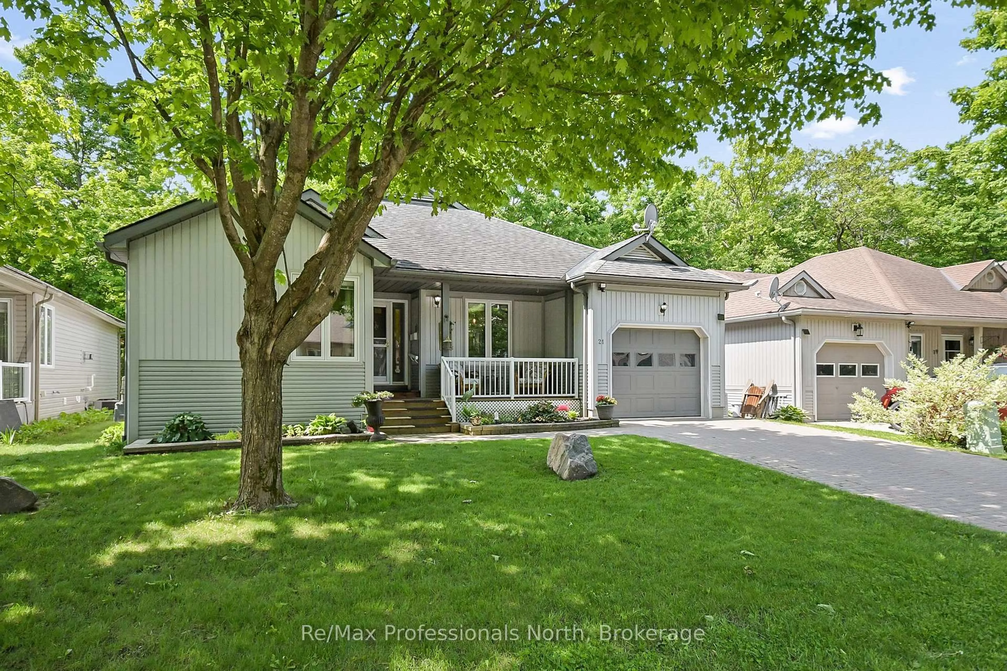 Home with vinyl exterior material, street for 21 WOODMAN'S CHART, Gravenhurst Ontario P1P 1Y5