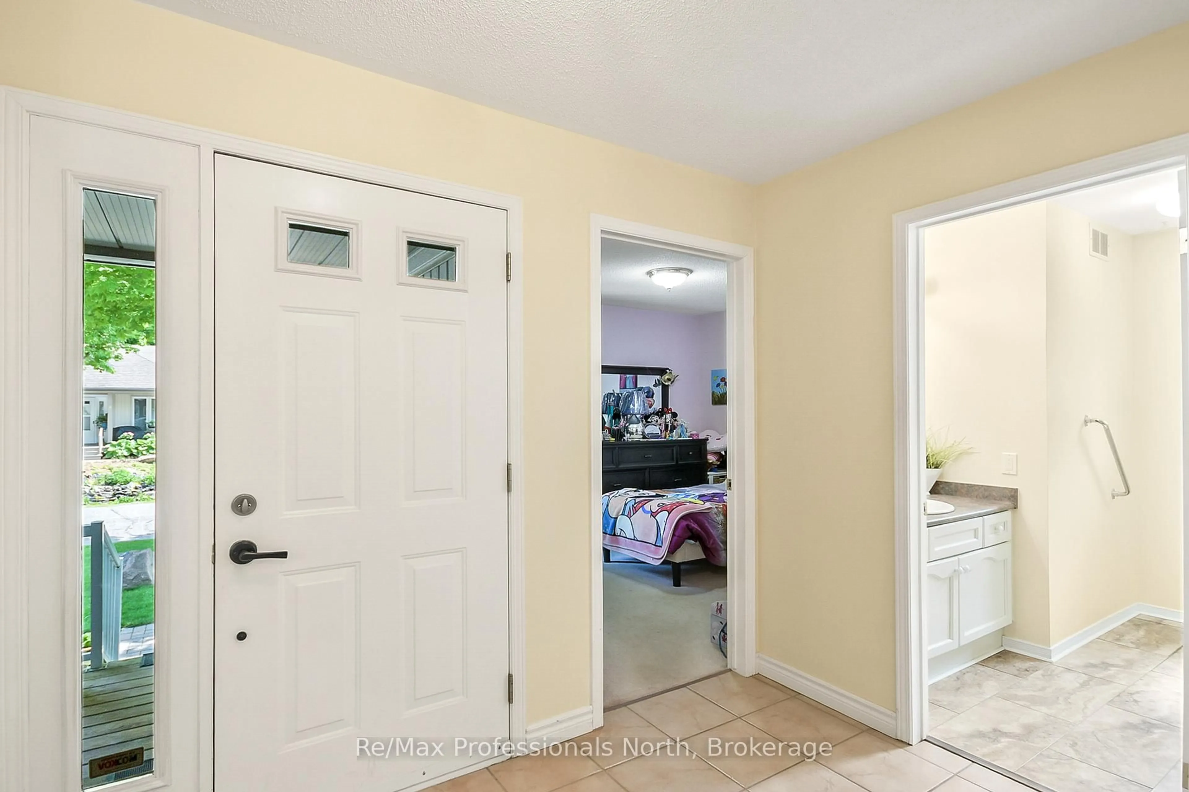 Indoor entryway for 21 WOODMAN'S CHART, Gravenhurst Ontario P1P 1Y5