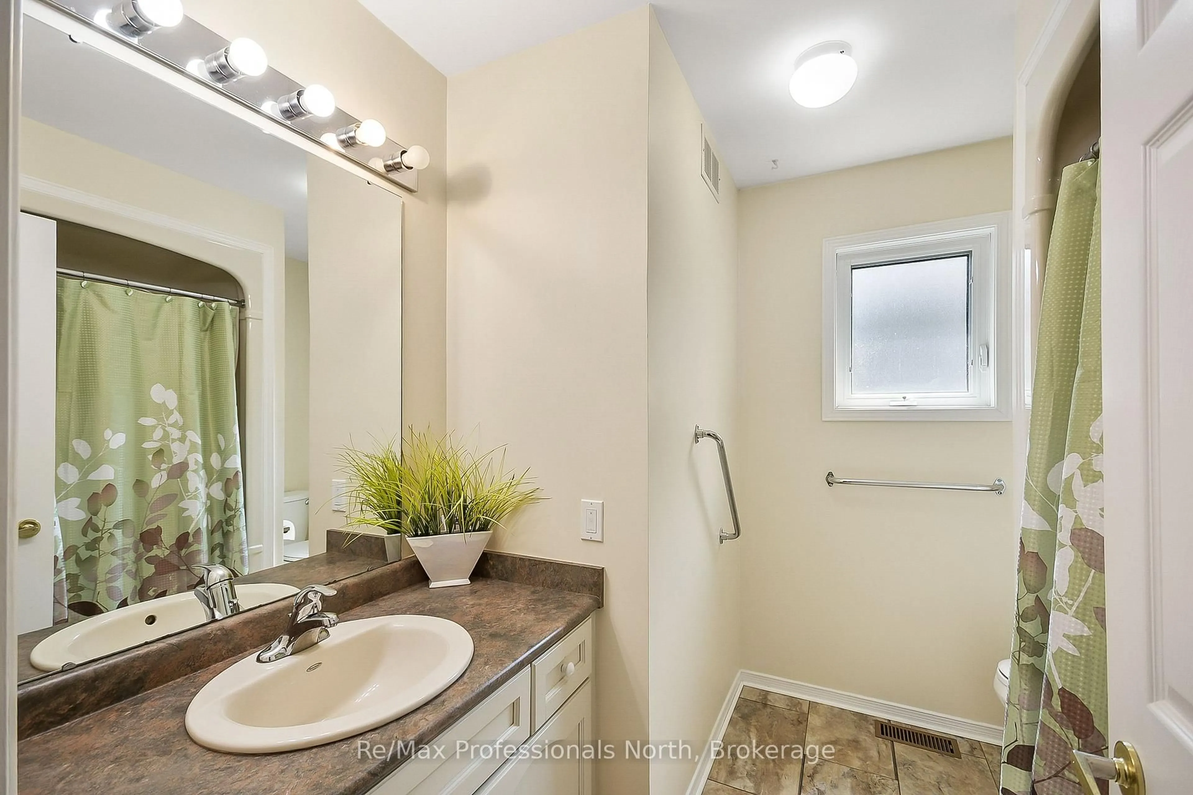 Standard bathroom, ceramic/tile floor for 21 WOODMAN'S CHART, Gravenhurst Ontario P1P 1Y5