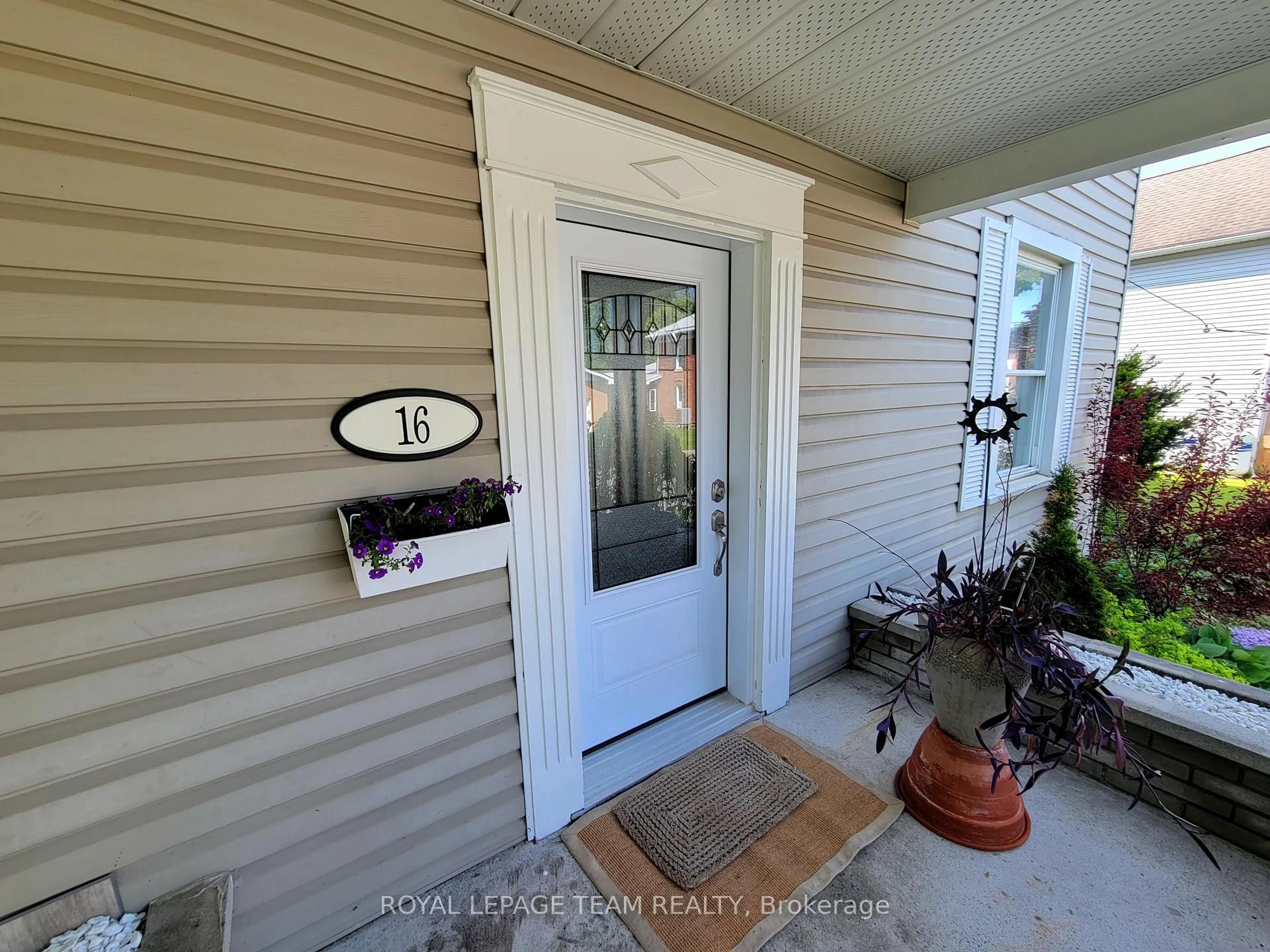 Indoor entryway for 16 Peter St, North Glengarry Ontario K0C 1T0