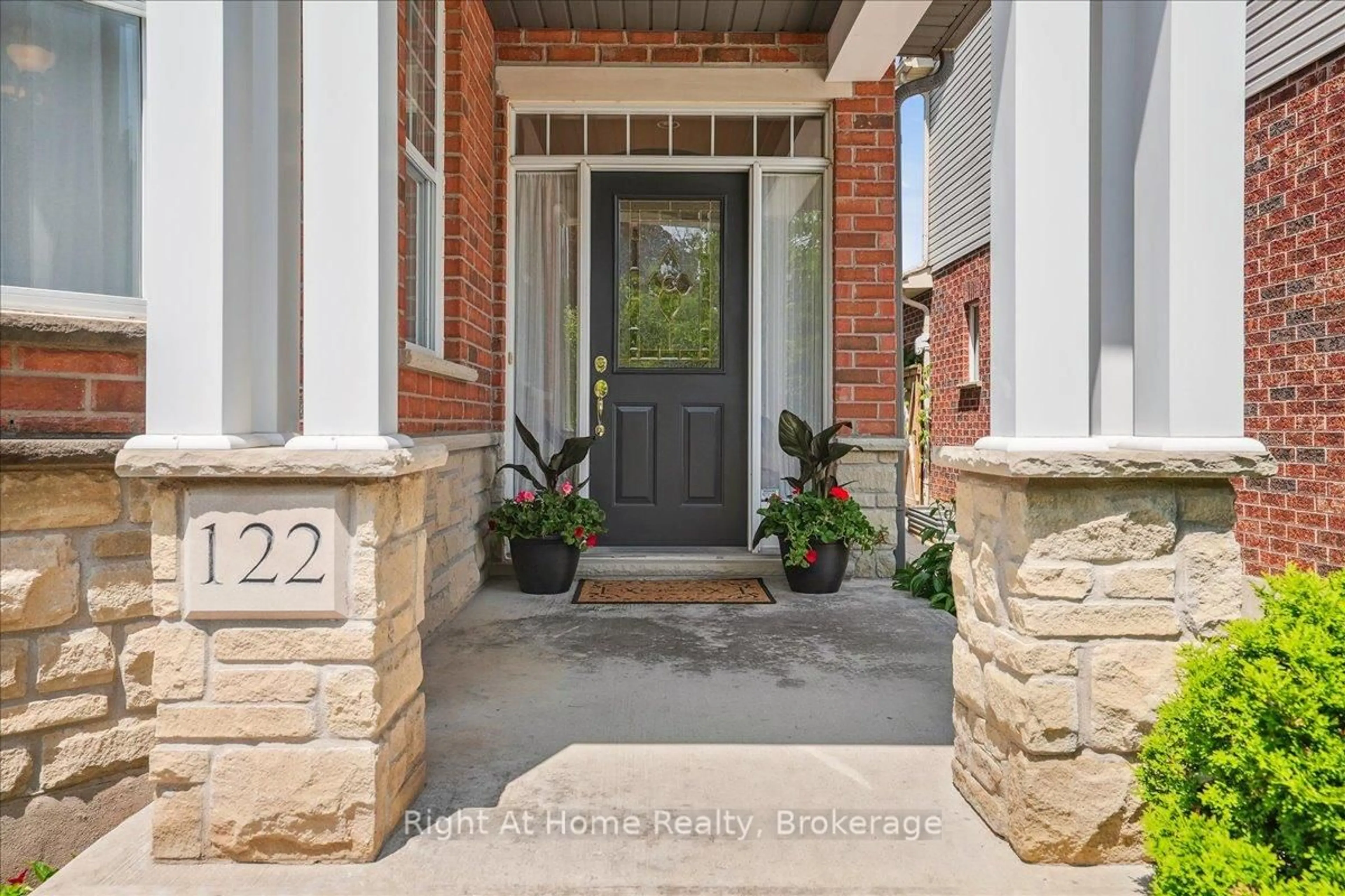 Indoor entryway for 122 Hawkswood Dr, Kitchener Ontario N2K 4J4
