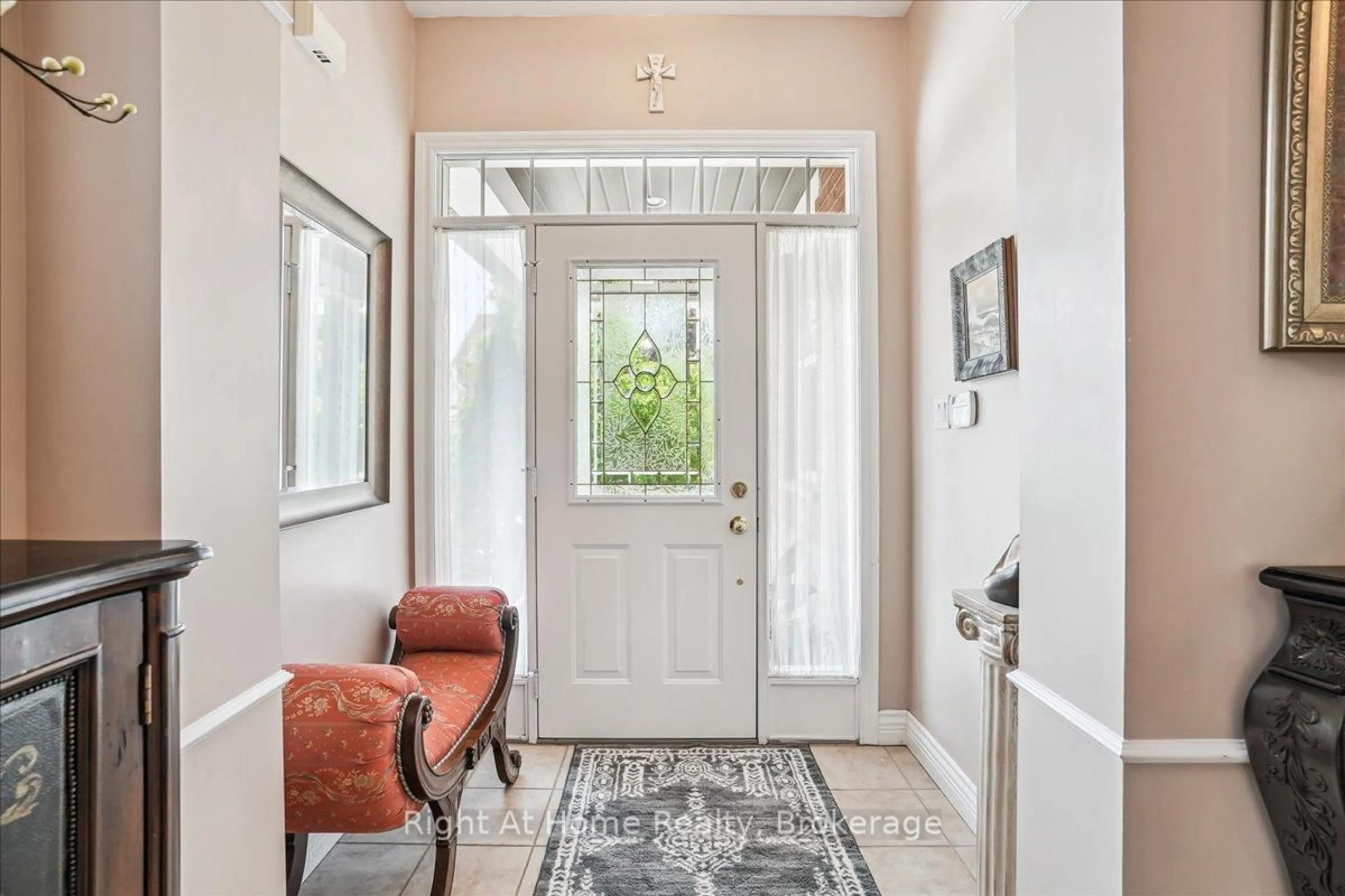 Indoor entryway for 122 Hawkswood Dr, Kitchener Ontario N2K 4J4