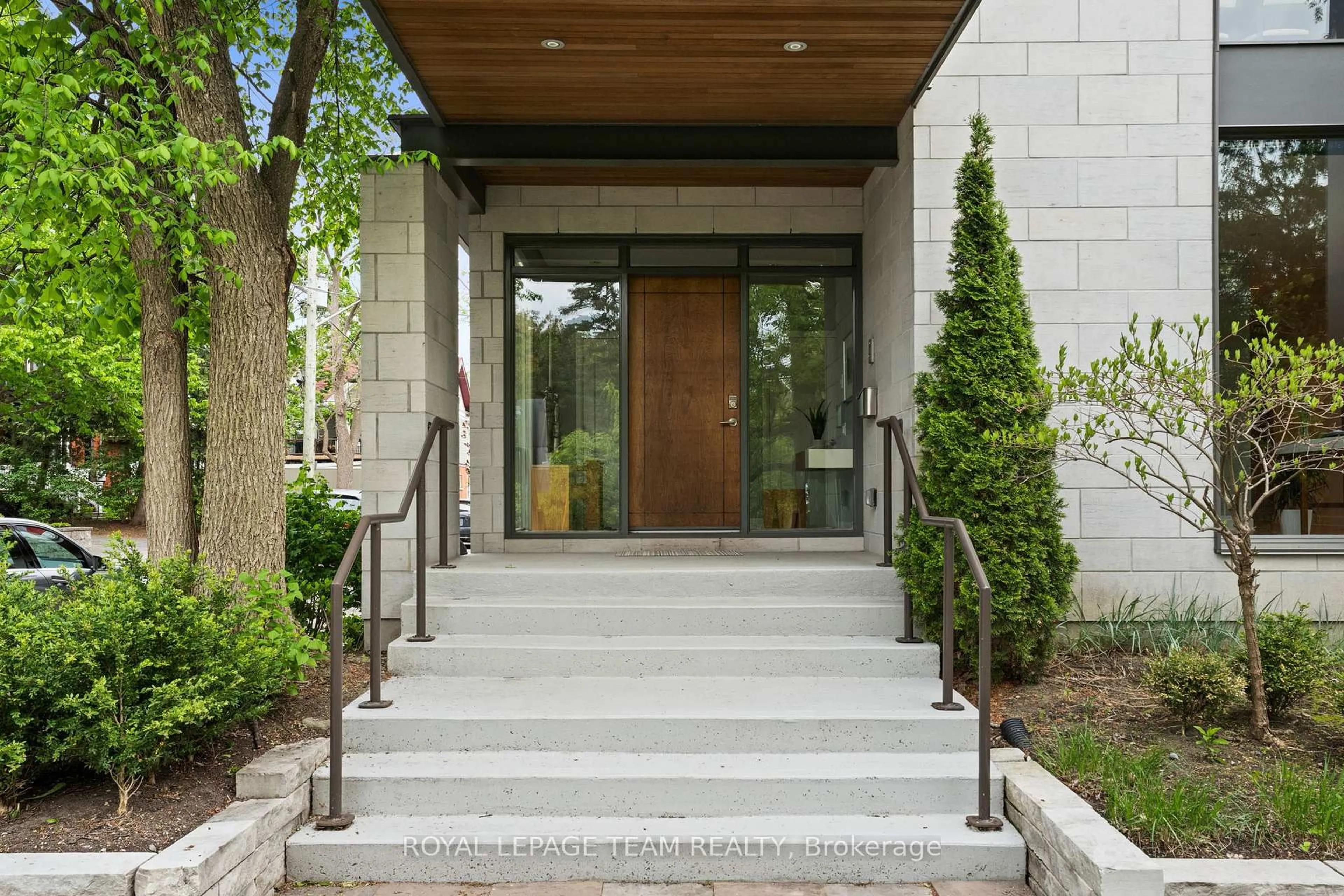 Indoor entryway for 5 Rosedale Ave, Ottawa Ontario K1S 4T2
