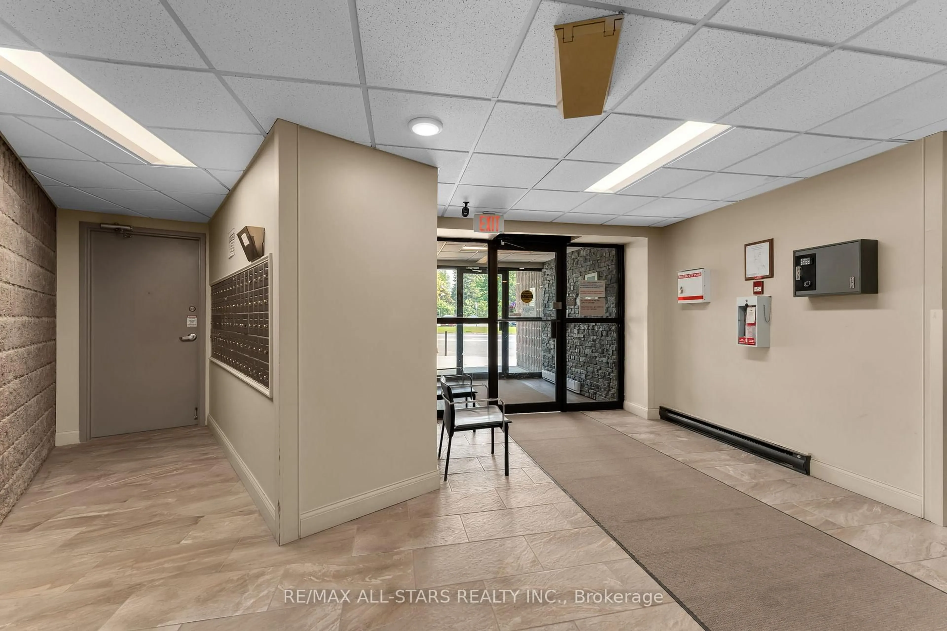 Indoor foyer for 17 Eldon Hall Pl #212, Kingston Ontario K7M 7H5