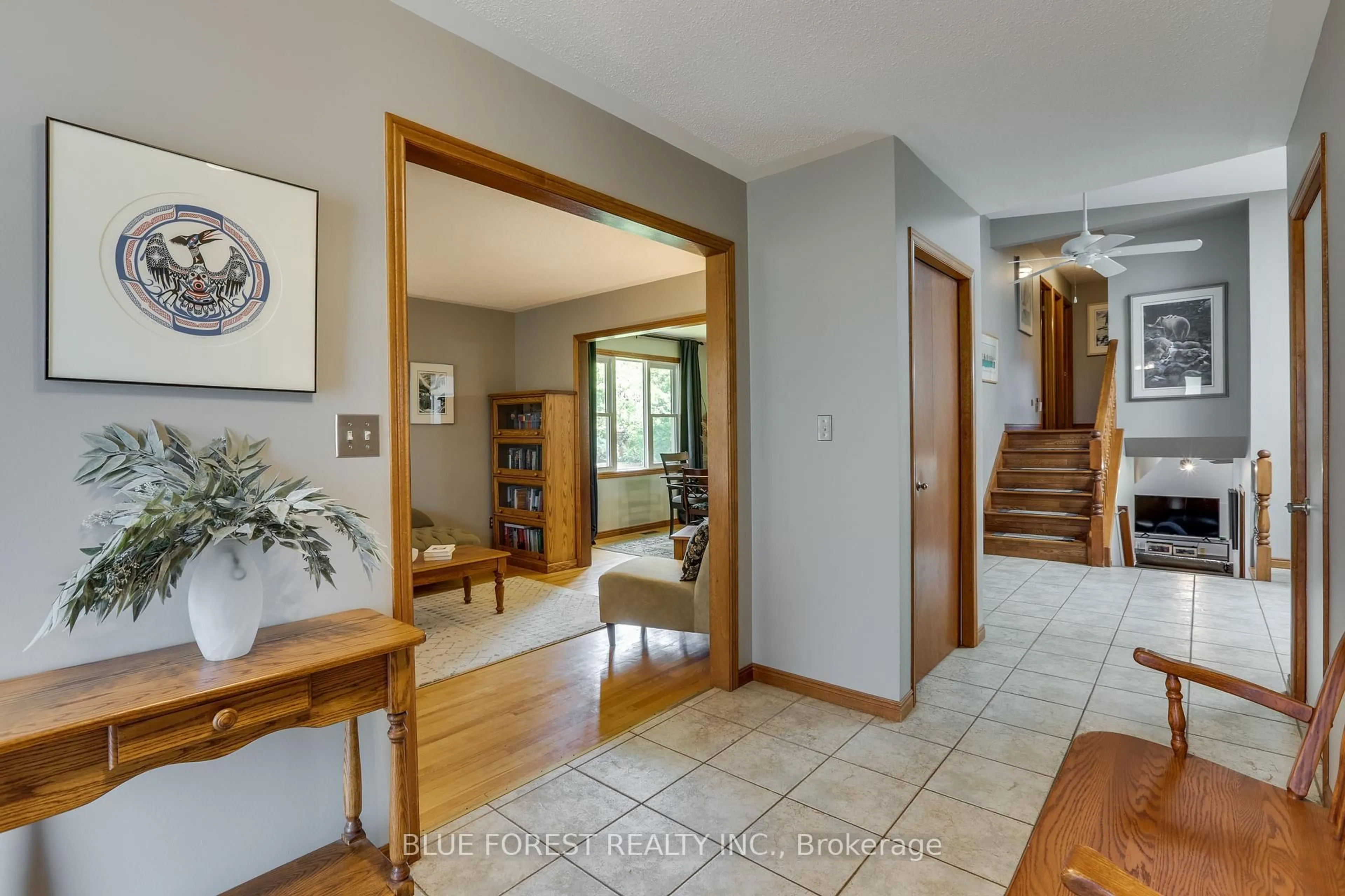 Indoor entryway for 186 Scarlett Circ, Thames Centre Ontario N0L 1G3