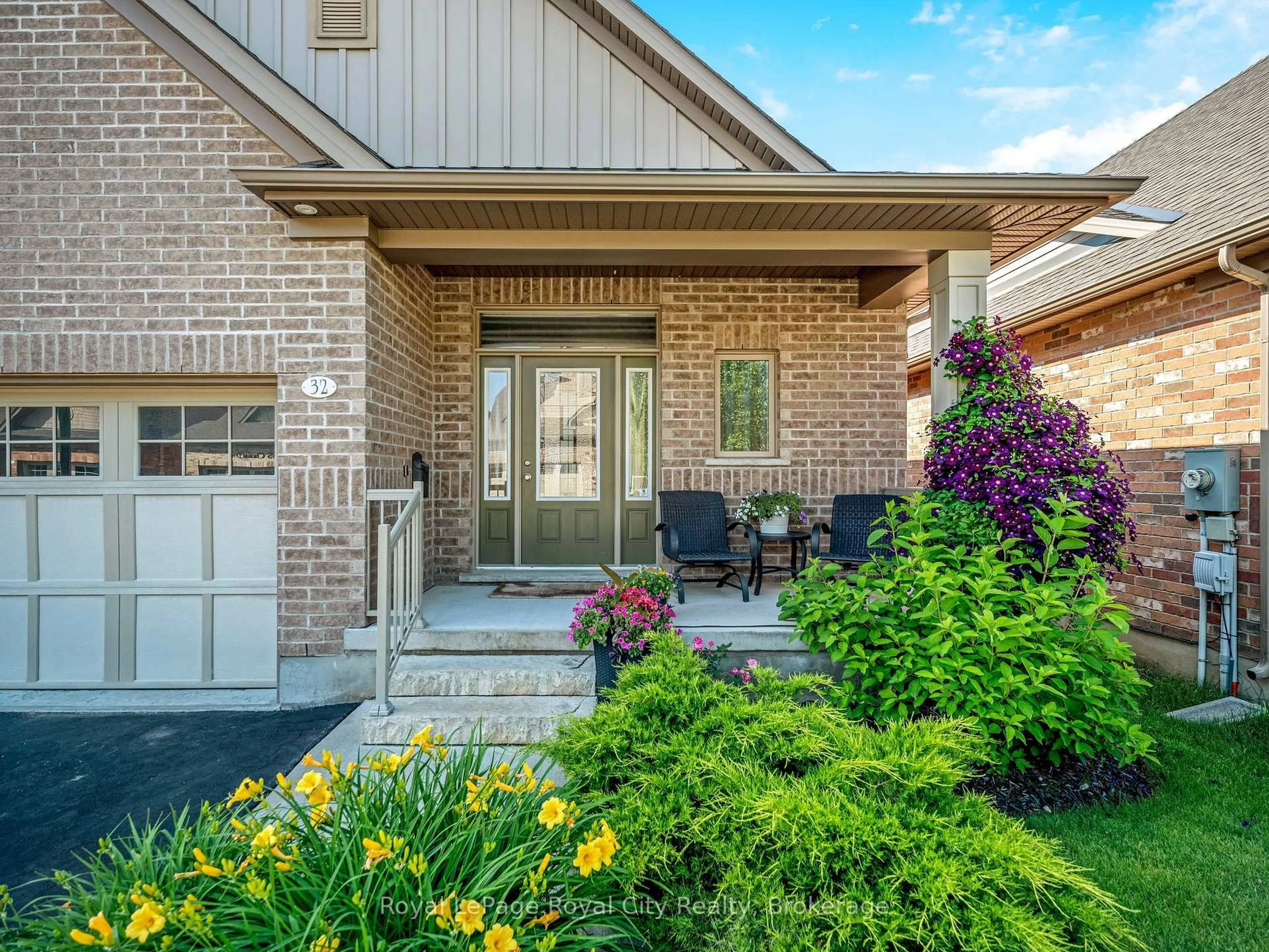 Home with brick exterior material, street for 32 Chestnut Dr, Guelph/Eramosa Ontario N0B 2K0