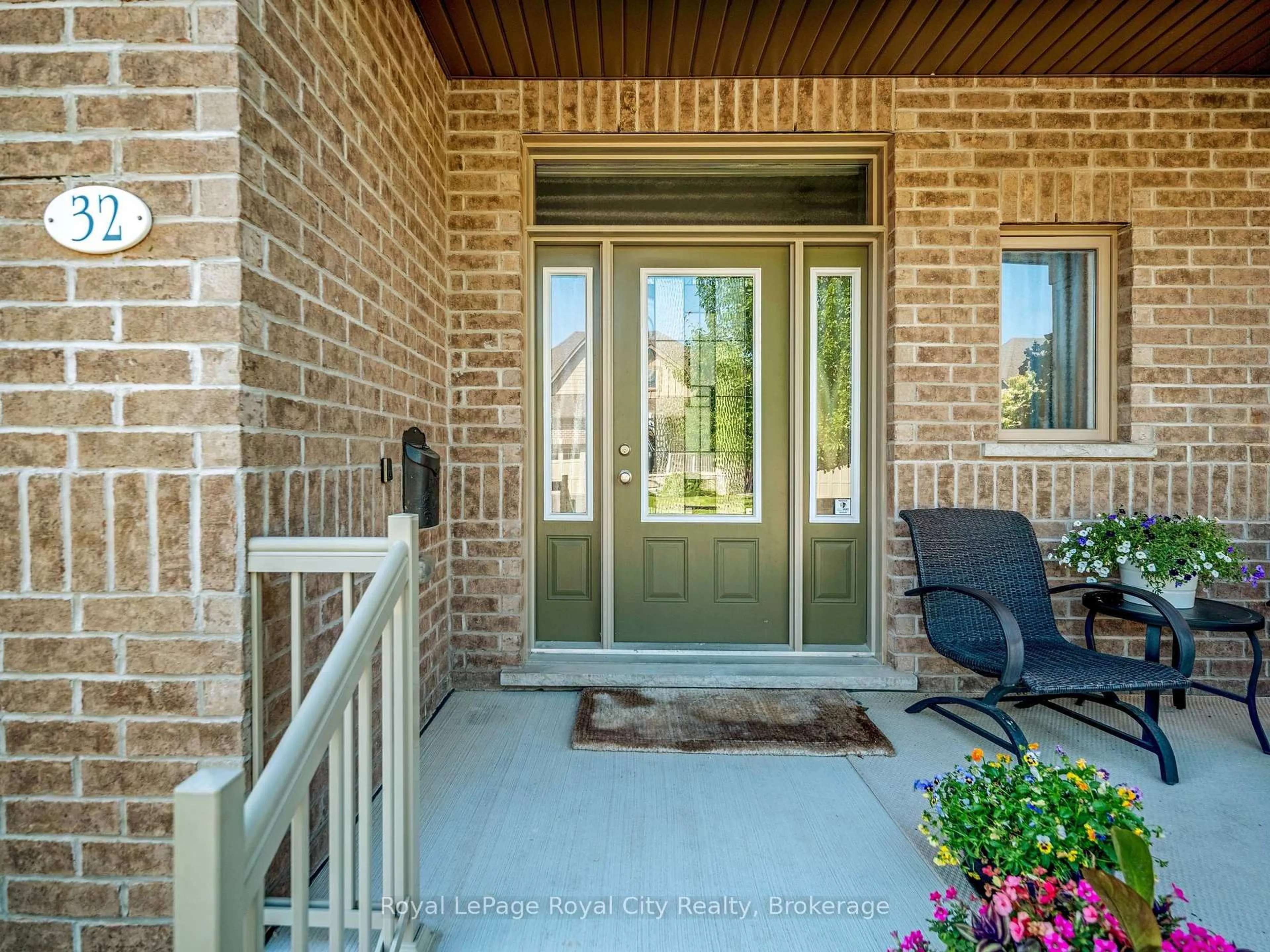 Indoor entryway for 32 Chestnut Dr, Guelph/Eramosa Ontario N0B 2K0