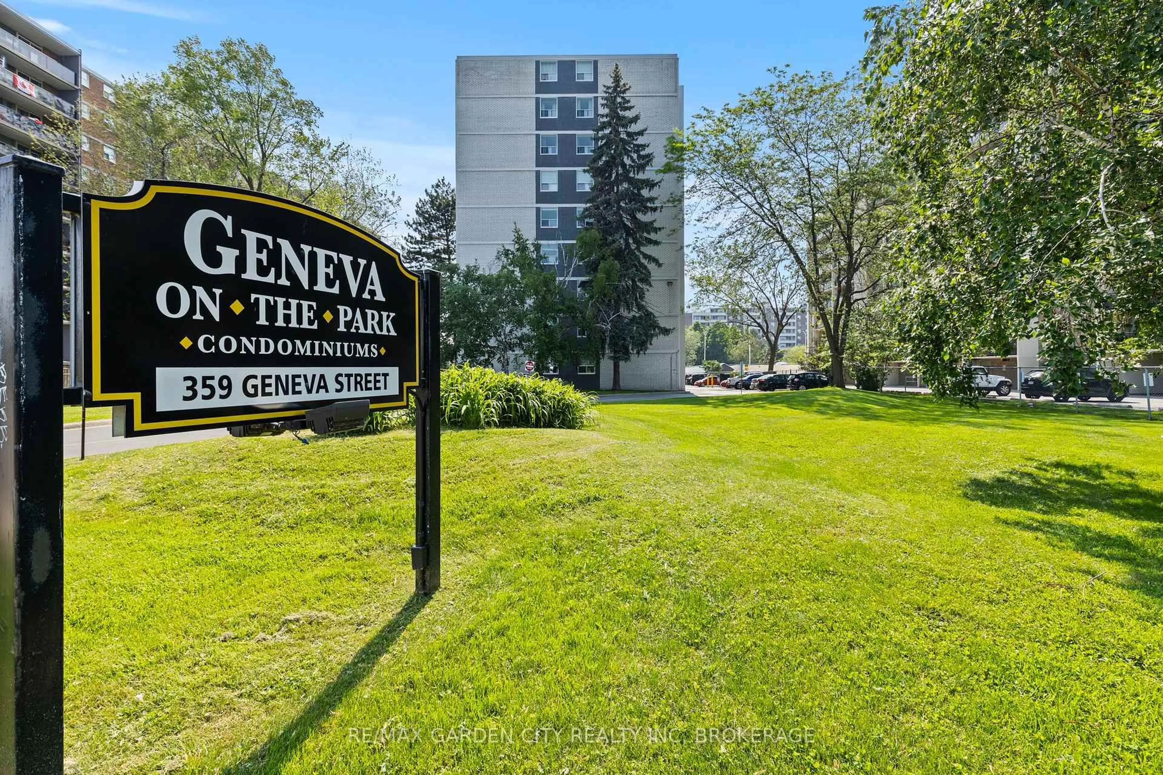 Indoor foyer for 359 Geneva St #612, St. Catharines Ontario L2N 2G4