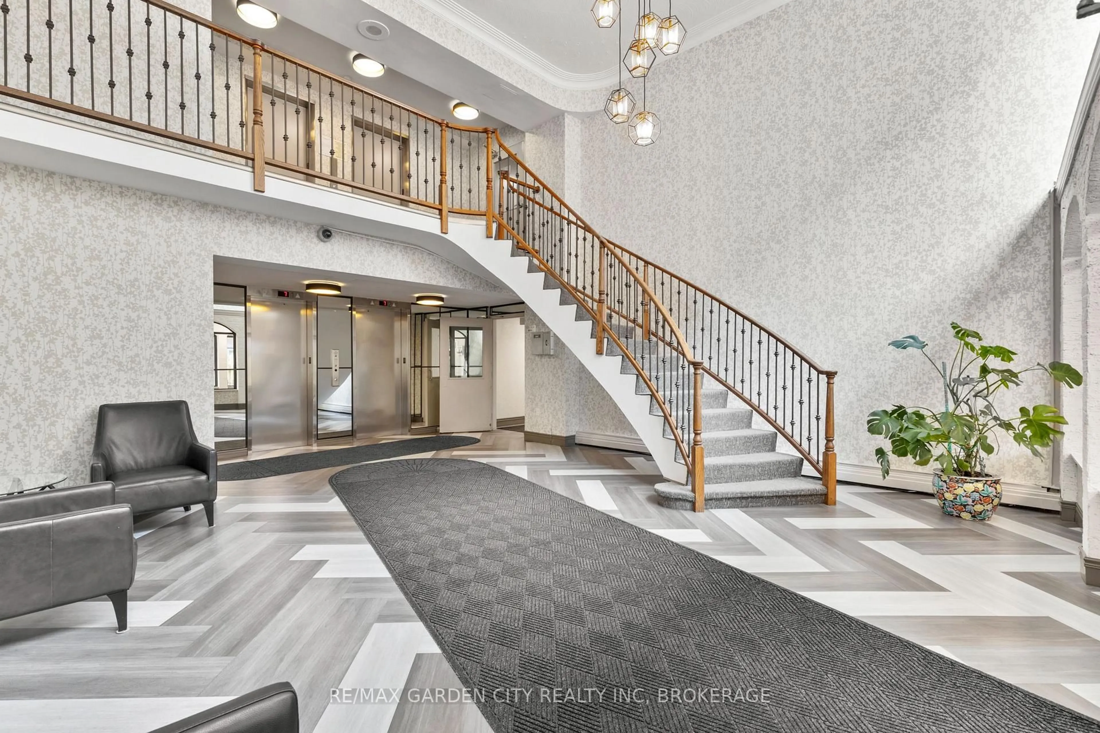 Indoor foyer for 359 Geneva St #612, St. Catharines Ontario L2N 2G4