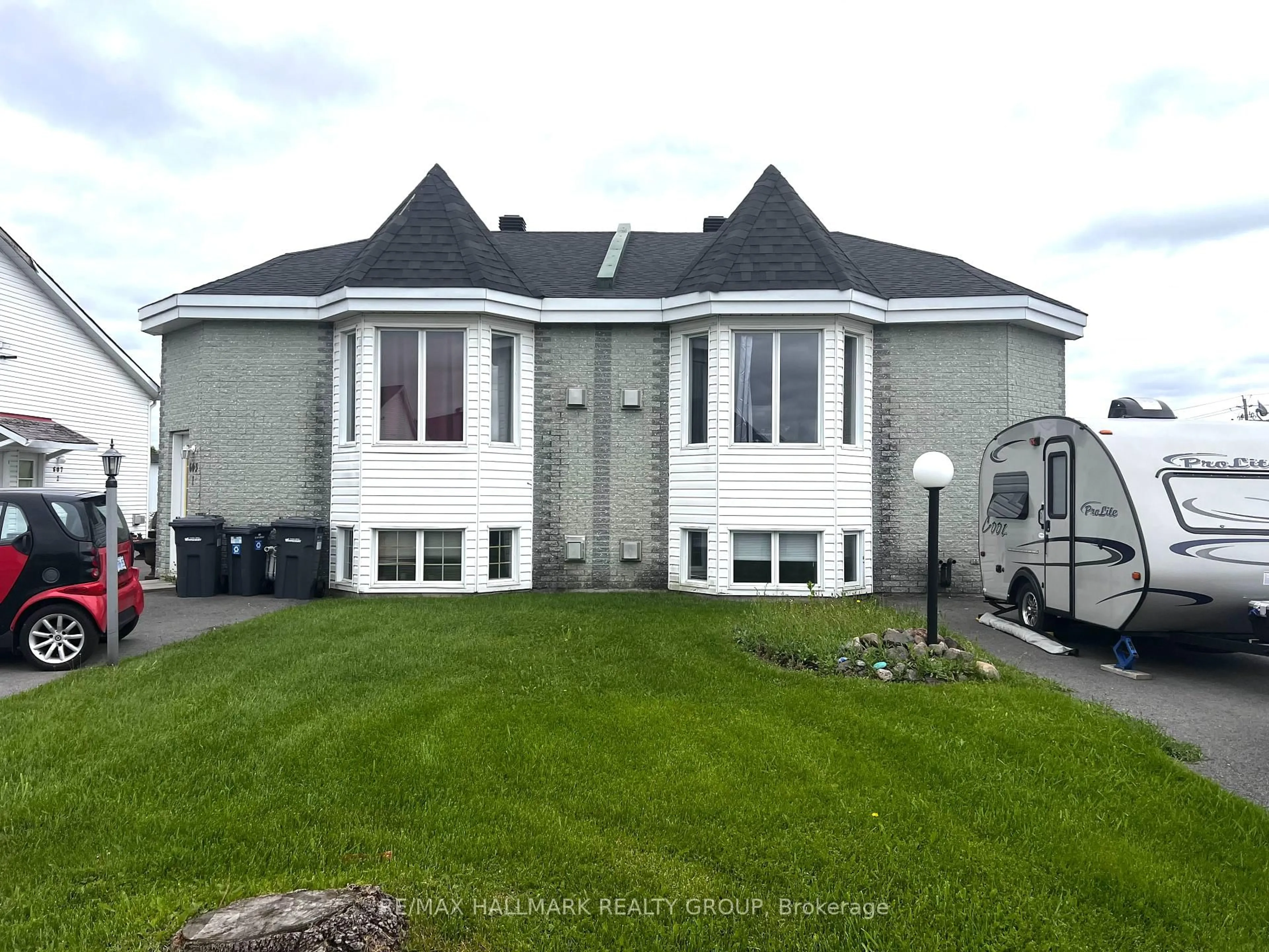 A pic from outside/outdoor area/front of a property/back of a property/a pic from drone, building for 603 Paul Cres, Hawkesbury Ontario K6A 3T8
