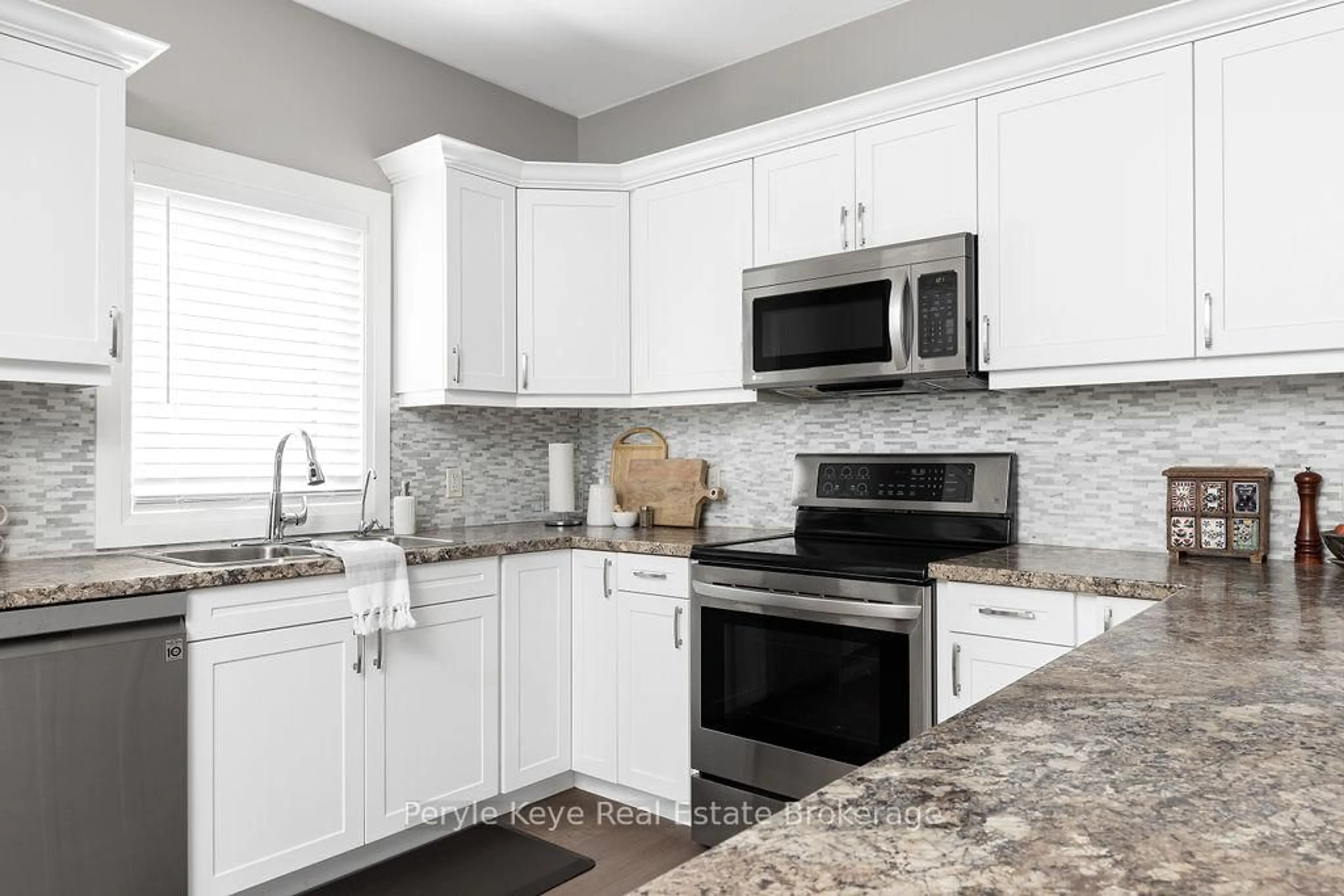 Open concept kitchen, ceramic/tile floor for 86 Chaffey Township Rd, Huntsville Ontario P1H 1C8