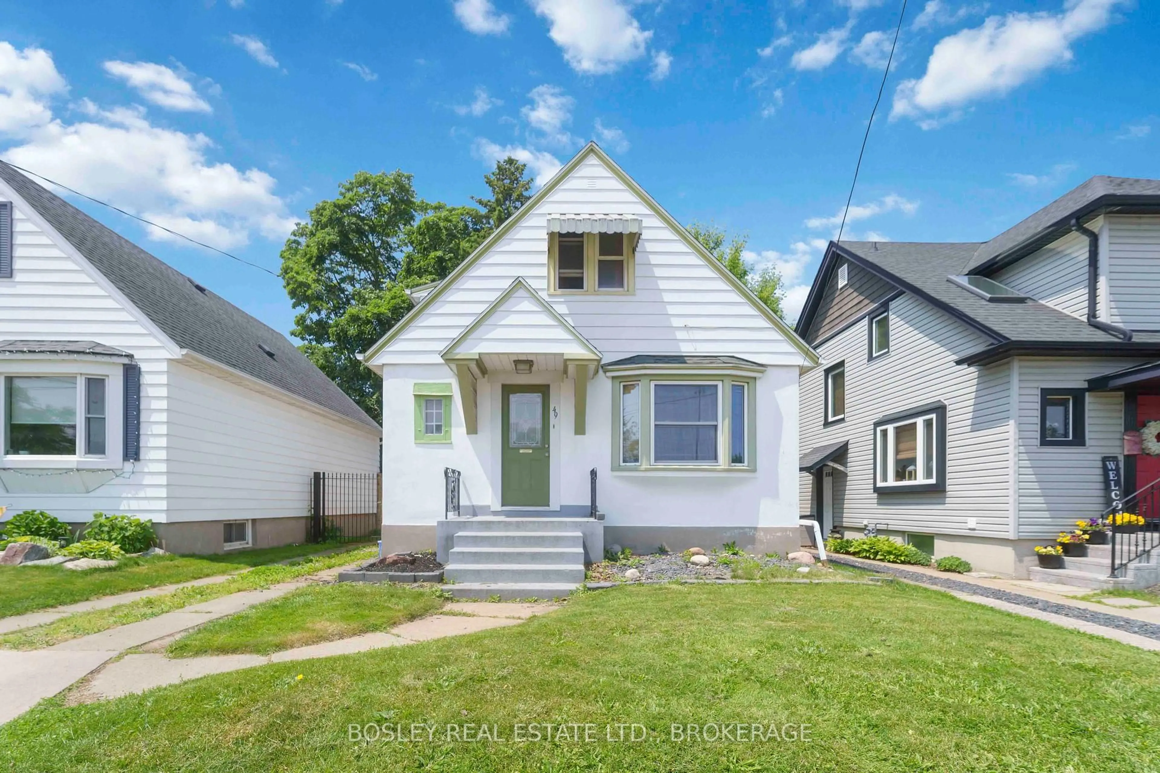Home with vinyl exterior material, street for 49 Fitzgerald St, St. Catharines Ontario L2R 4B6