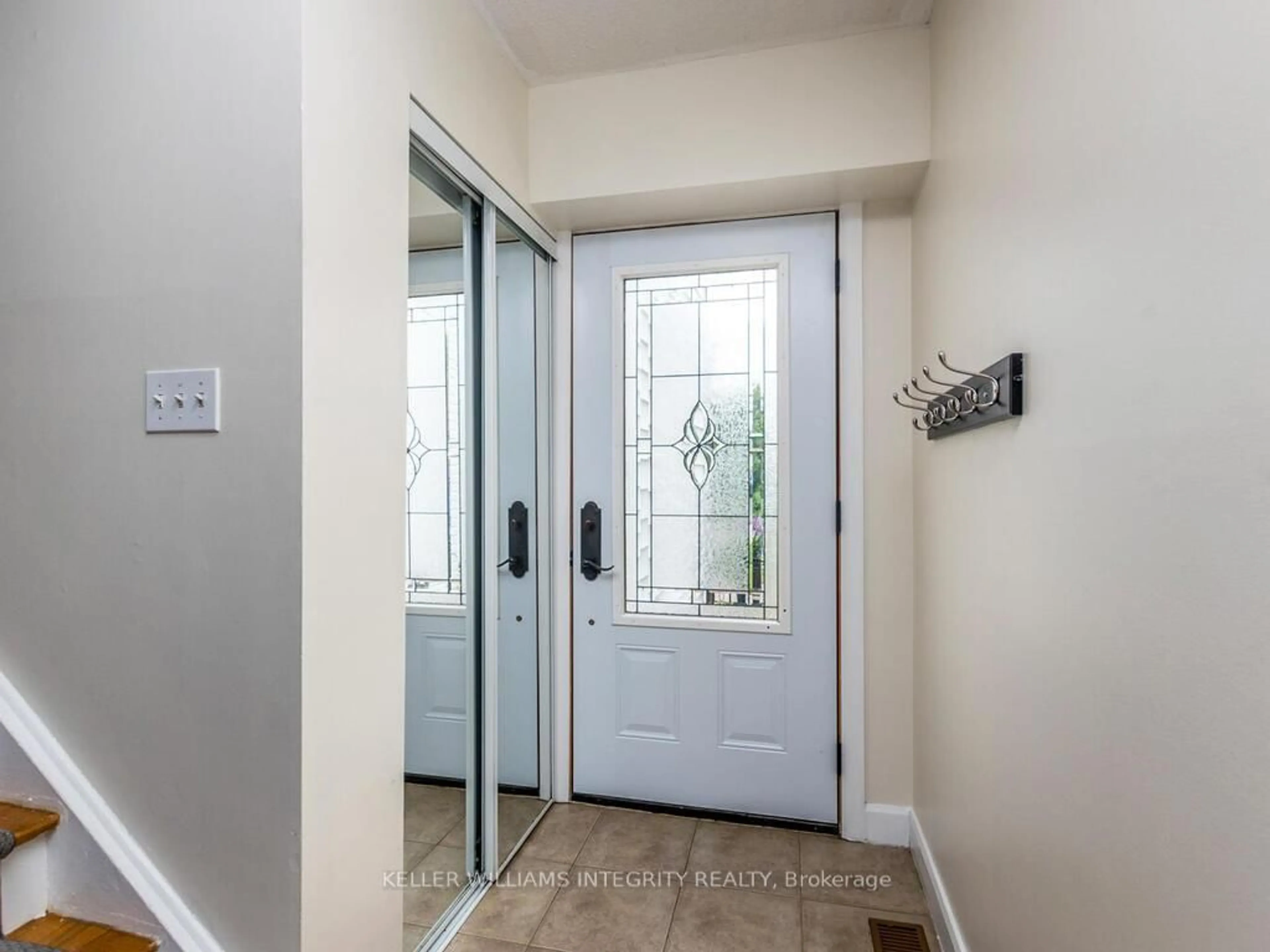 Indoor entryway for 126 Mcclelland Rd, Ottawa Ontario K2H 5V9