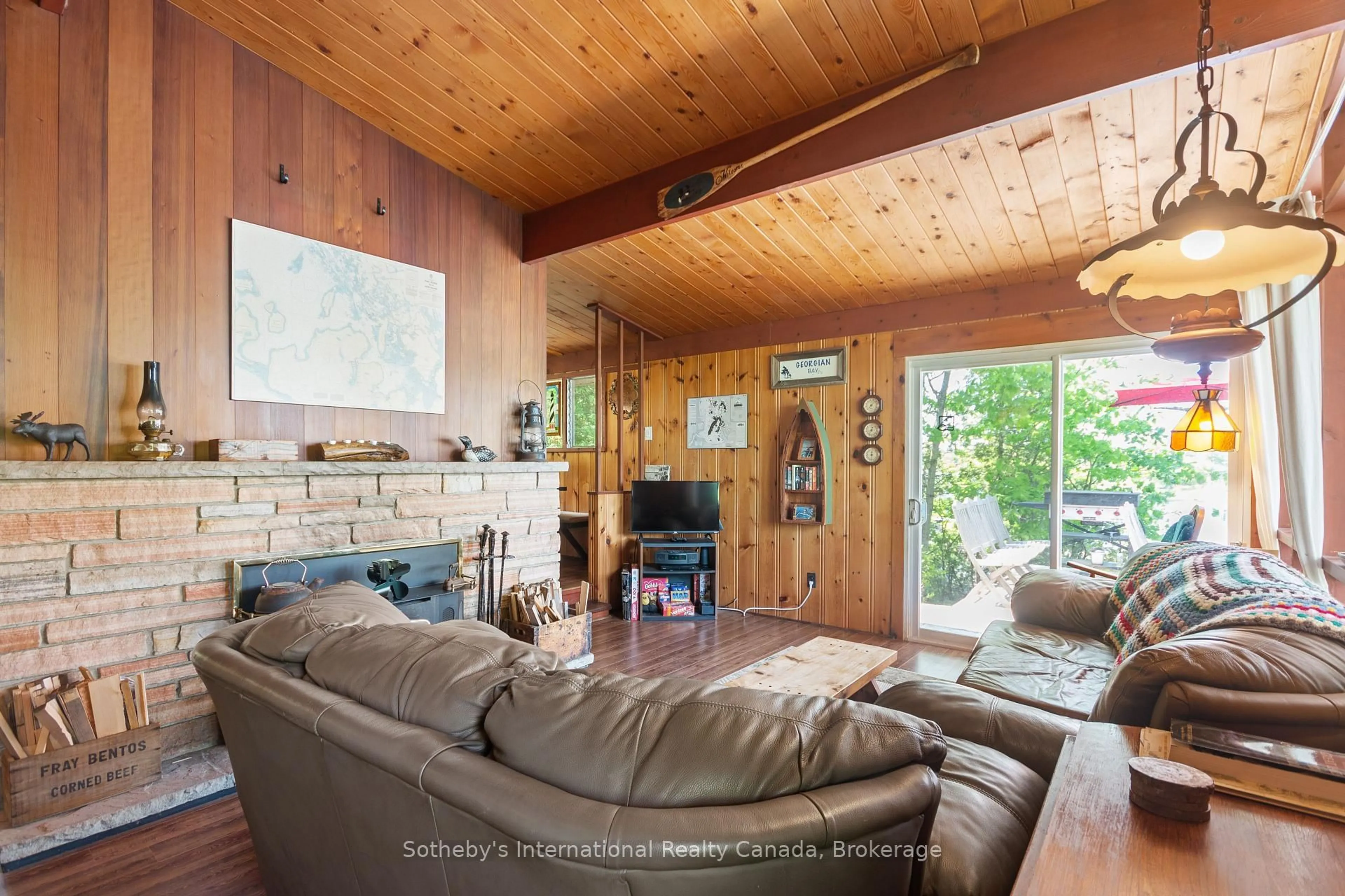 Living room with furniture, unknown for 5096 Island 865, Georgian Bay Ontario L0K 1S0