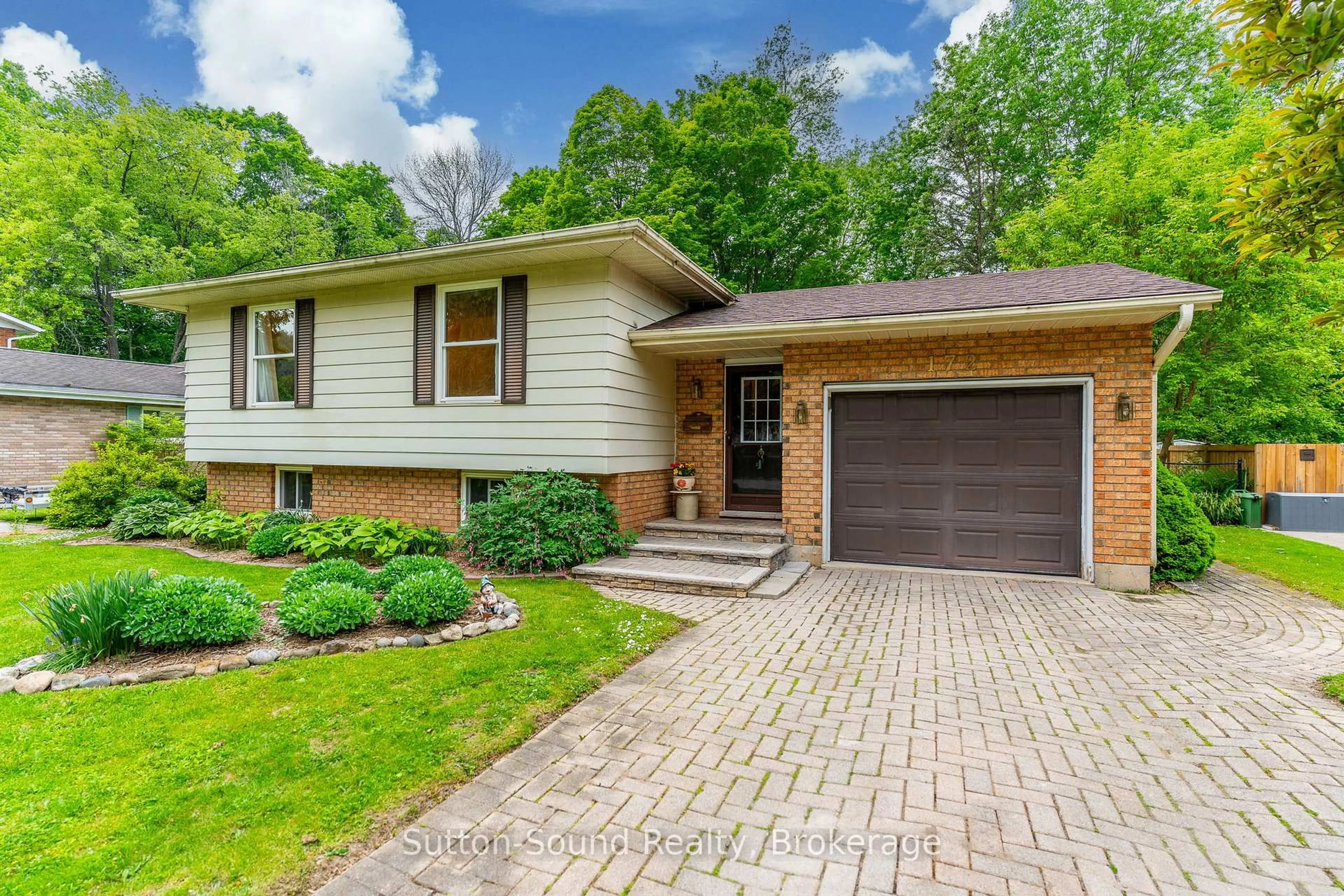 Home with brick exterior material, street for 172 6th Ave, Owen Sound Ontario N4K 2T3