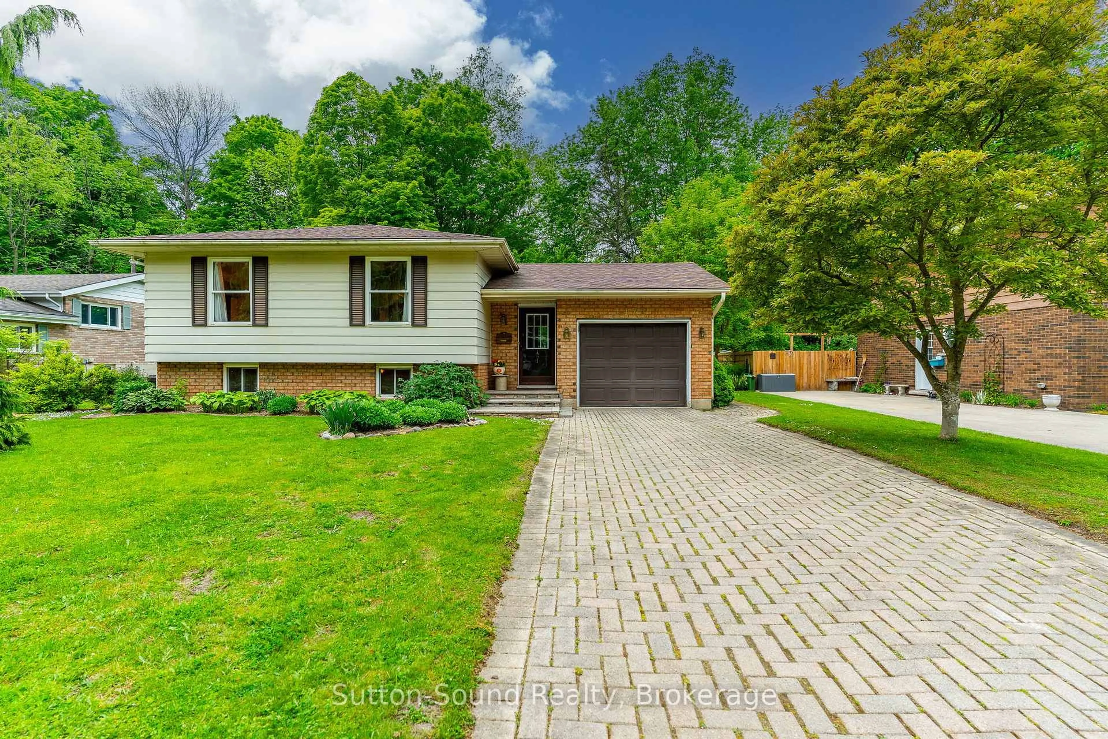 Home with brick exterior material, street for 172 6th Ave, Owen Sound Ontario N4K 2T3