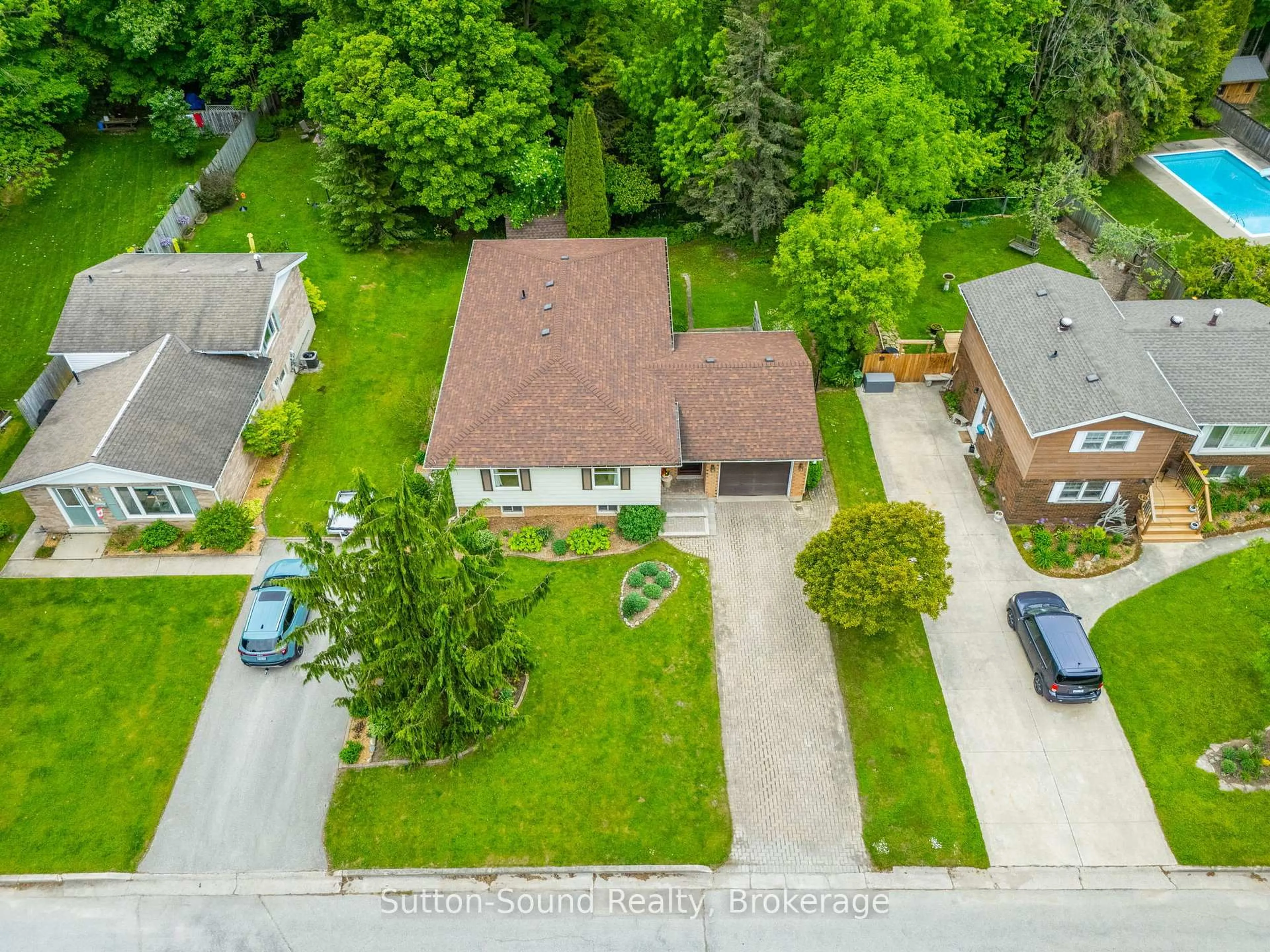 A pic from outside/outdoor area/front of a property/back of a property/a pic from drone, street for 172 6th Ave, Owen Sound Ontario N4K 2T3