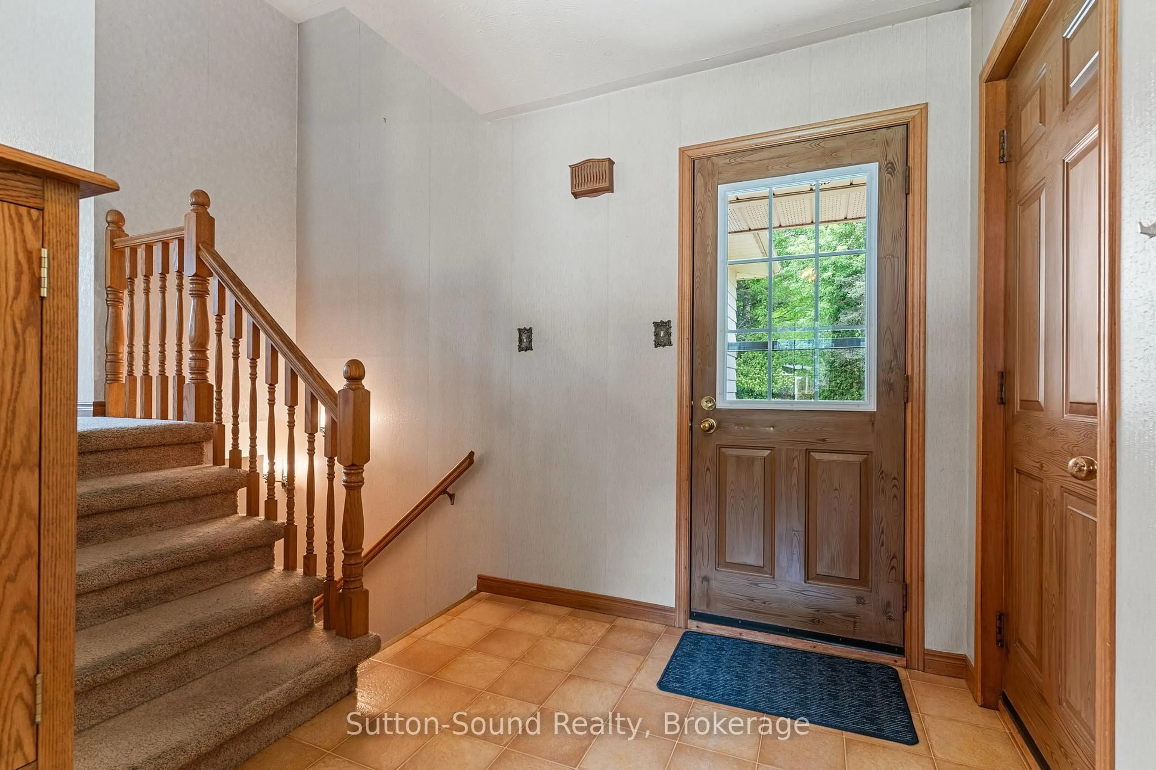 Indoor entryway for 172 6th Ave, Owen Sound Ontario N4K 2T3