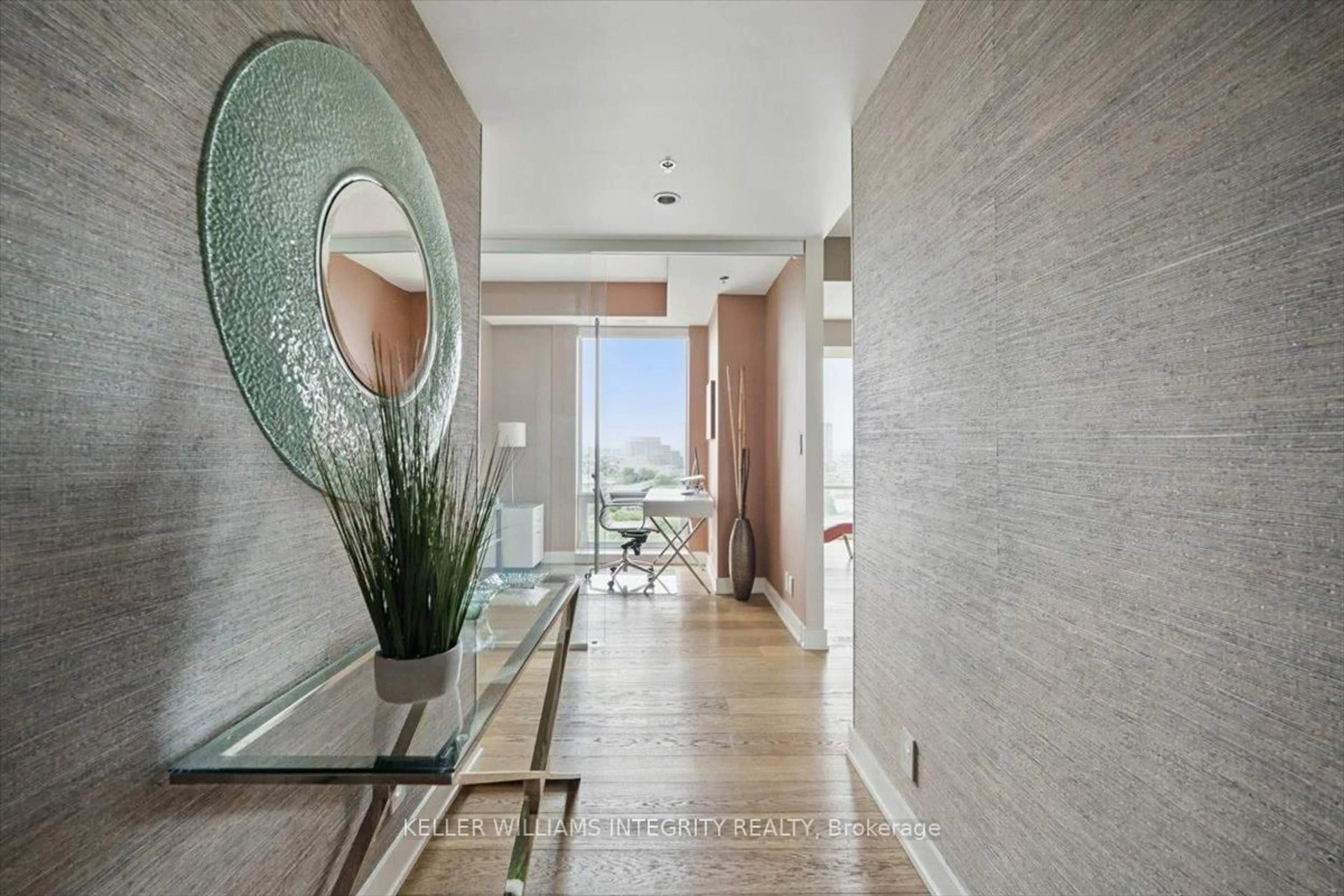 Indoor entryway for 428 Sparks St #1006, Ottawa Ontario K1R 0B3
