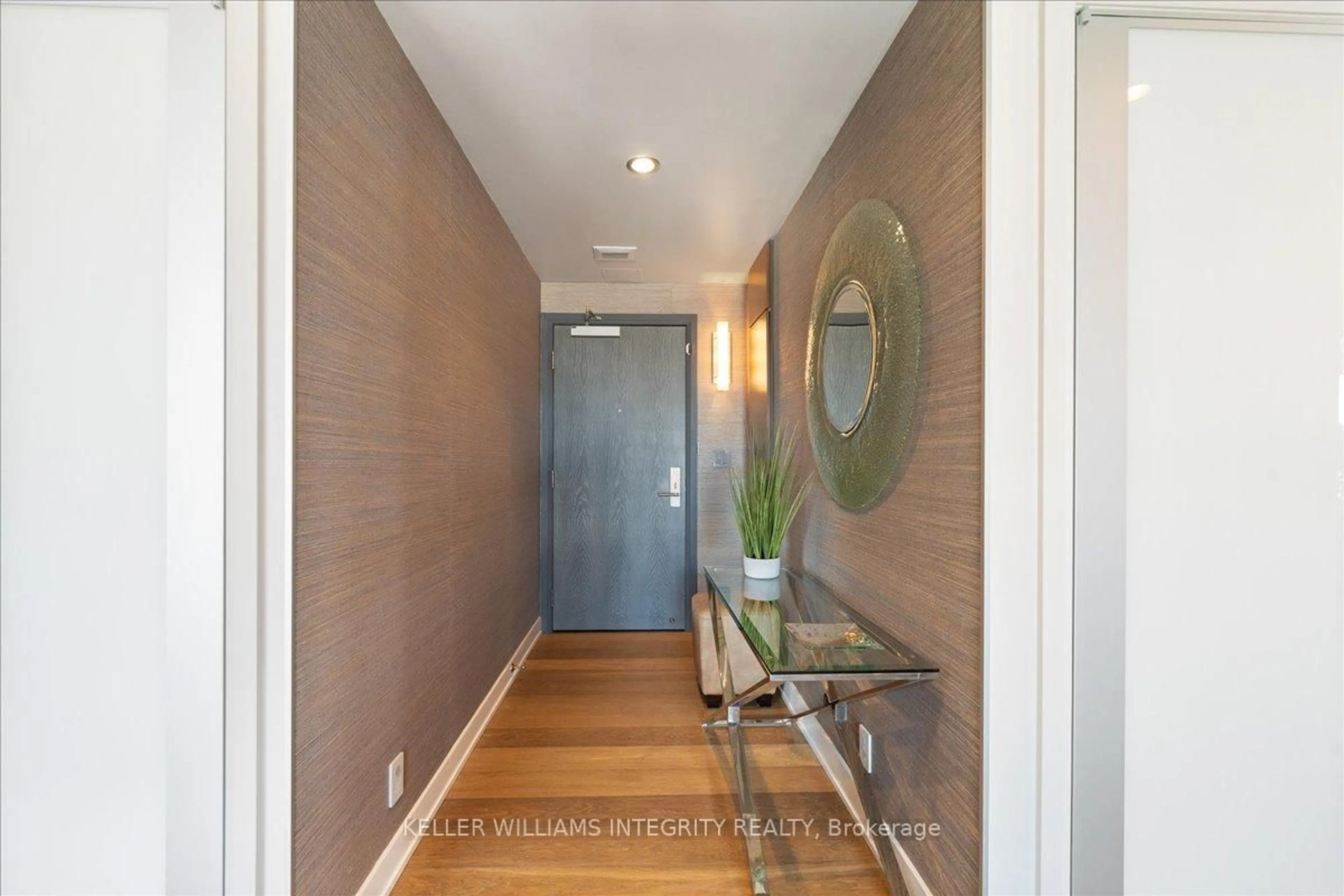 Indoor entryway for 428 Sparks St #1006, Ottawa Ontario K1R 0B3