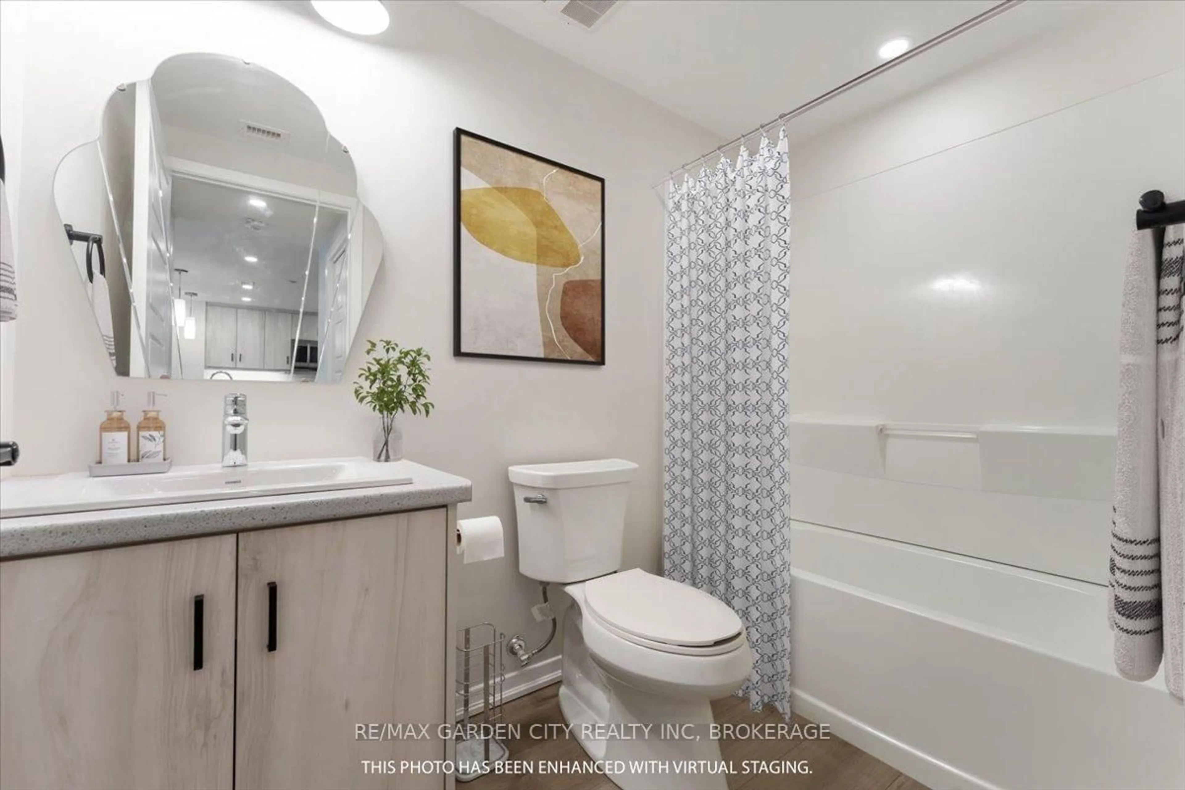 Standard bathroom, ceramic/tile floor for 3998 Victoria Ave #110, Lincoln Ontario L0R 2C0