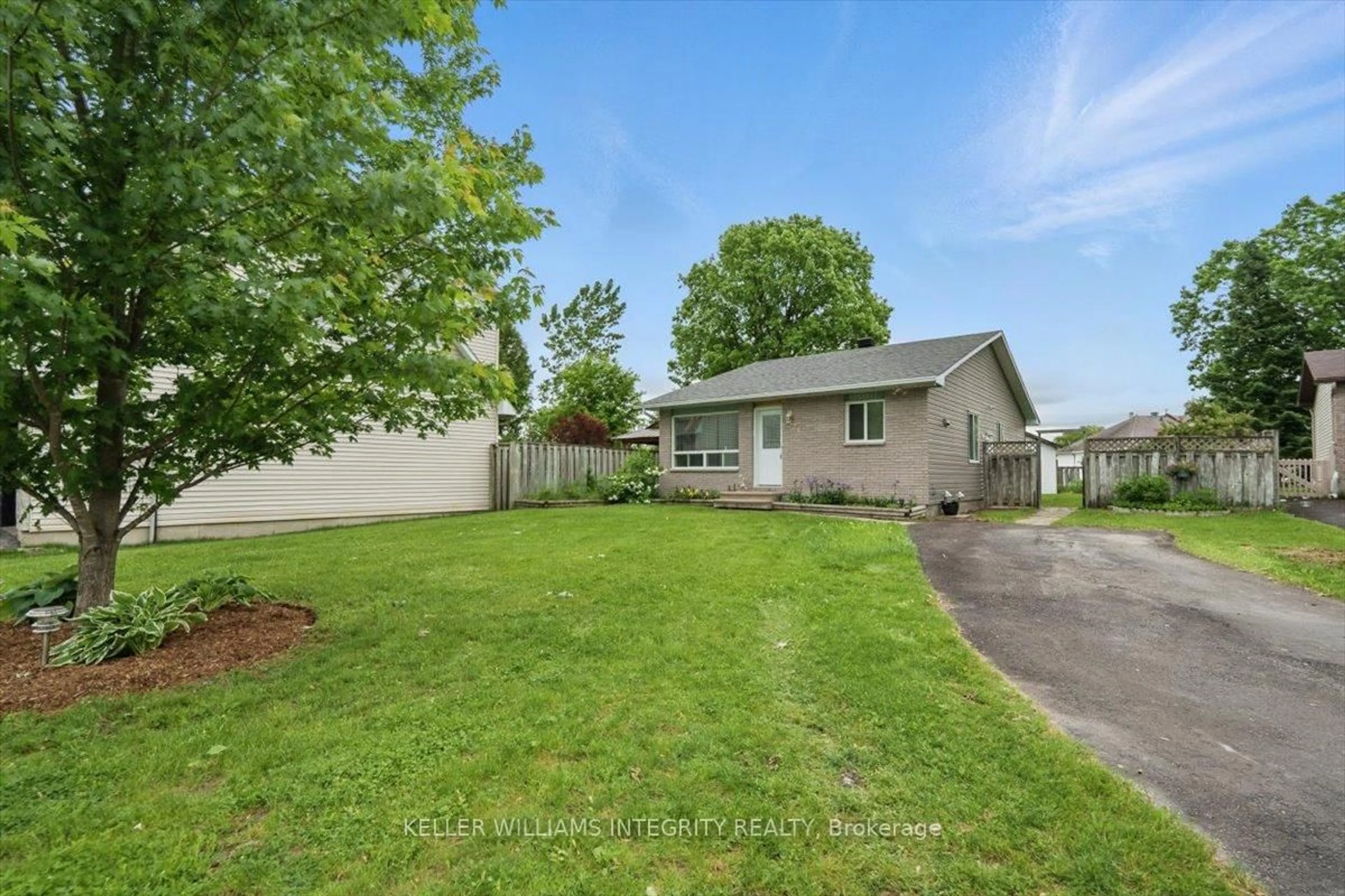A pic from outside/outdoor area/front of a property/back of a property/a pic from drone, street for 521 Robert St, Clarence-Rockland Ontario K4K 1E9
