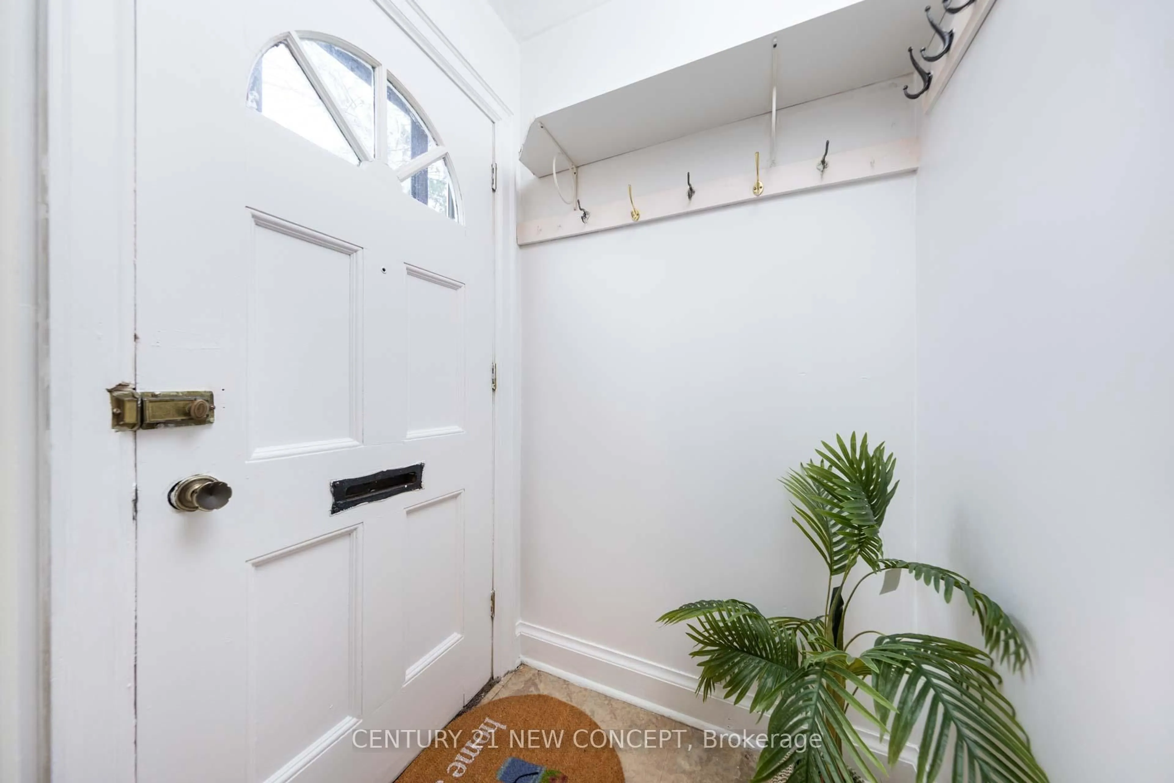 Indoor entryway for 25 Northcliffe Ave, Hamilton Ontario L9H 7B3