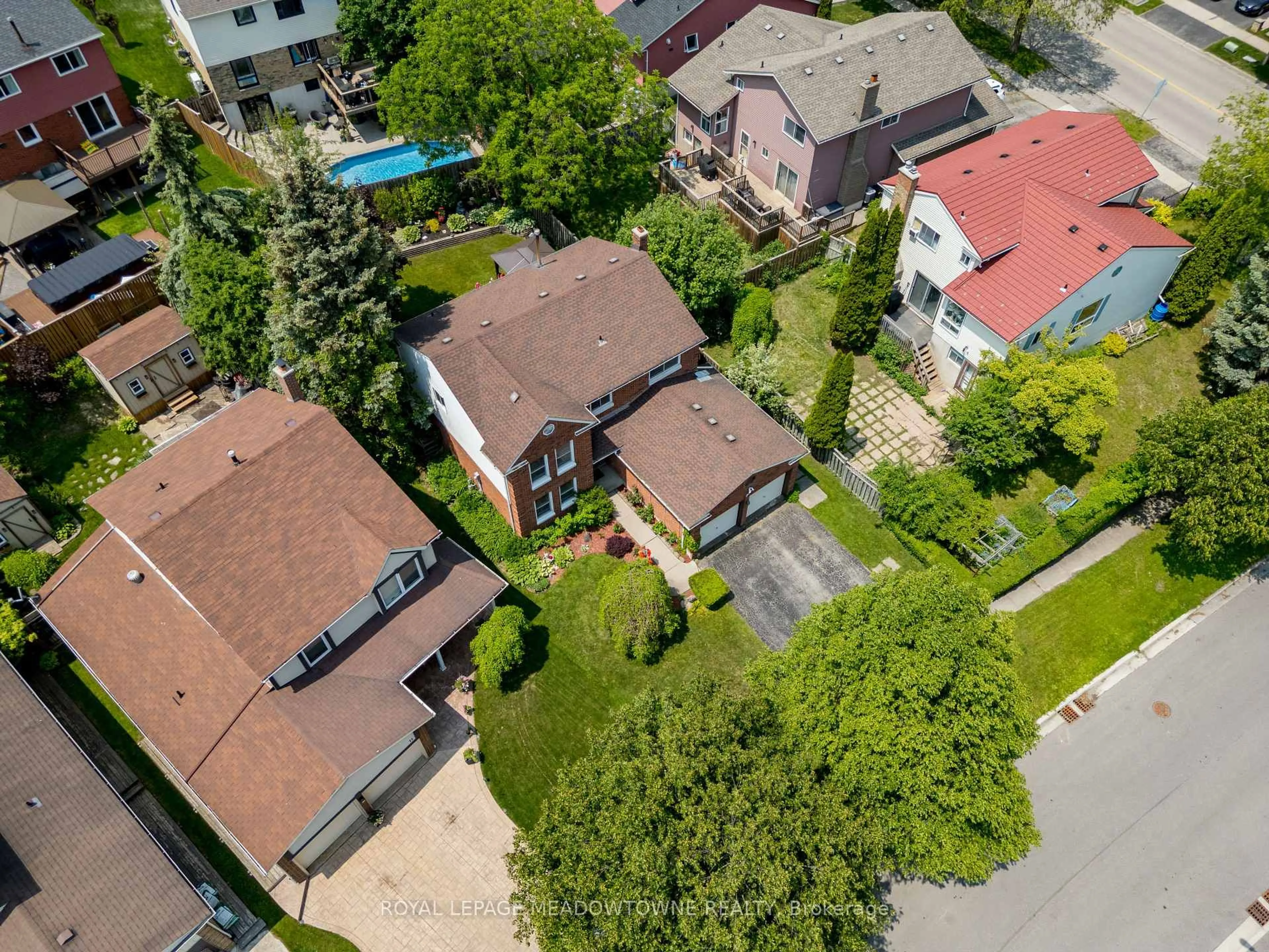 A pic from outside/outdoor area/front of a property/back of a property/a pic from drone, street for 7 Deerwood Cres, Kitchener Ontario N2N 1R4
