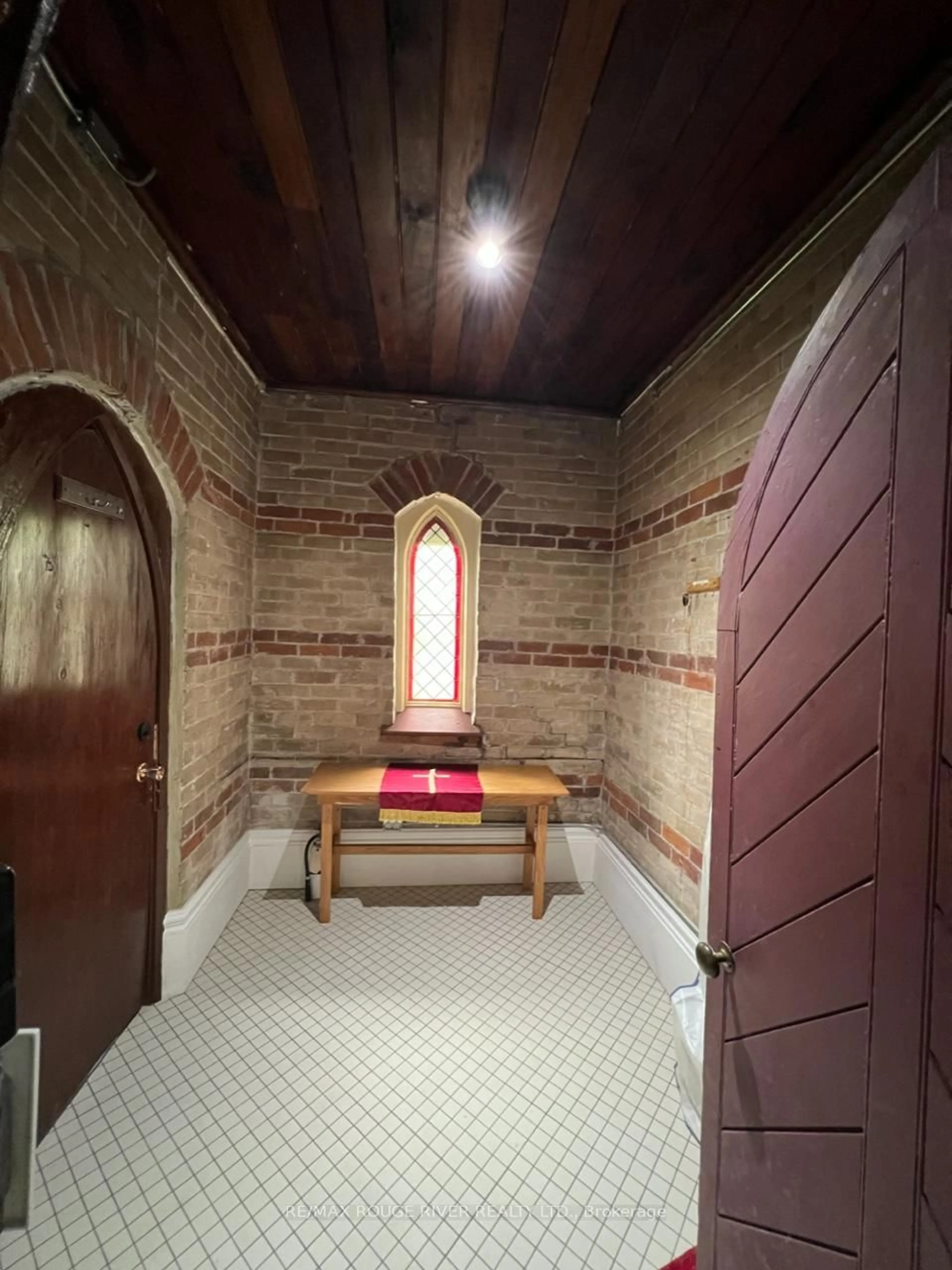Indoor foyer for 9595 Queen St, Hamilton Township Ontario K0K 2H0