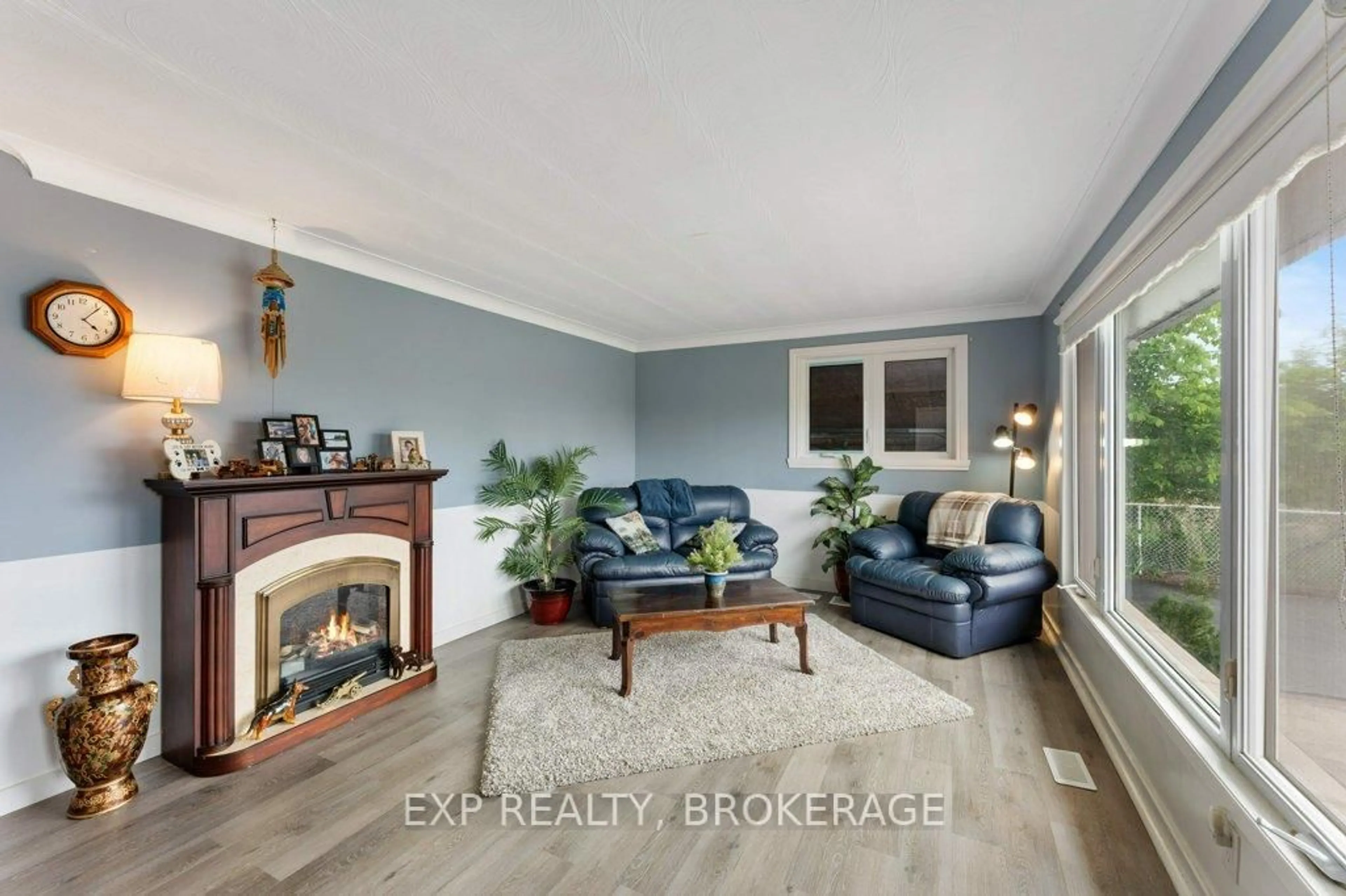 Living room with furniture, unknown for 5086 Highway 38, Harrowsmith Ontario K0H 1V0